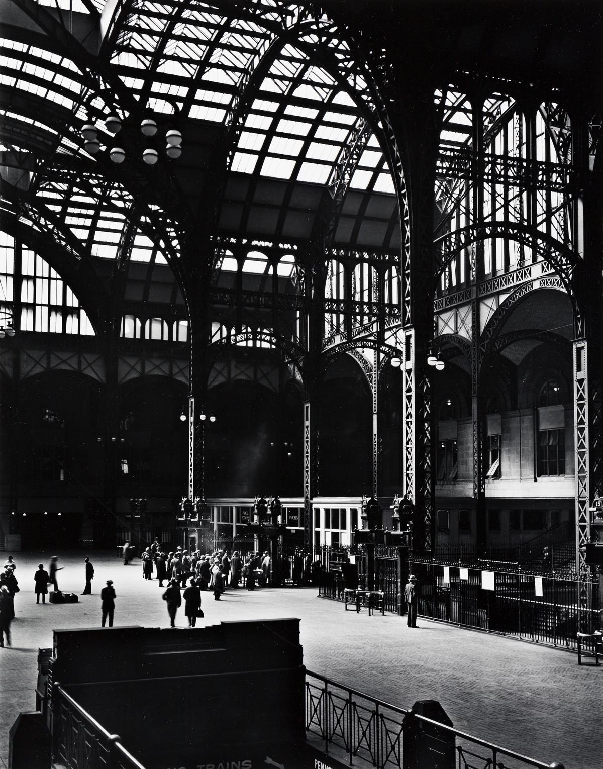 Black and White Photograph Berenice Abbott - Étude de l'intérieur de la gare de Pennsylvanie 14 juillet