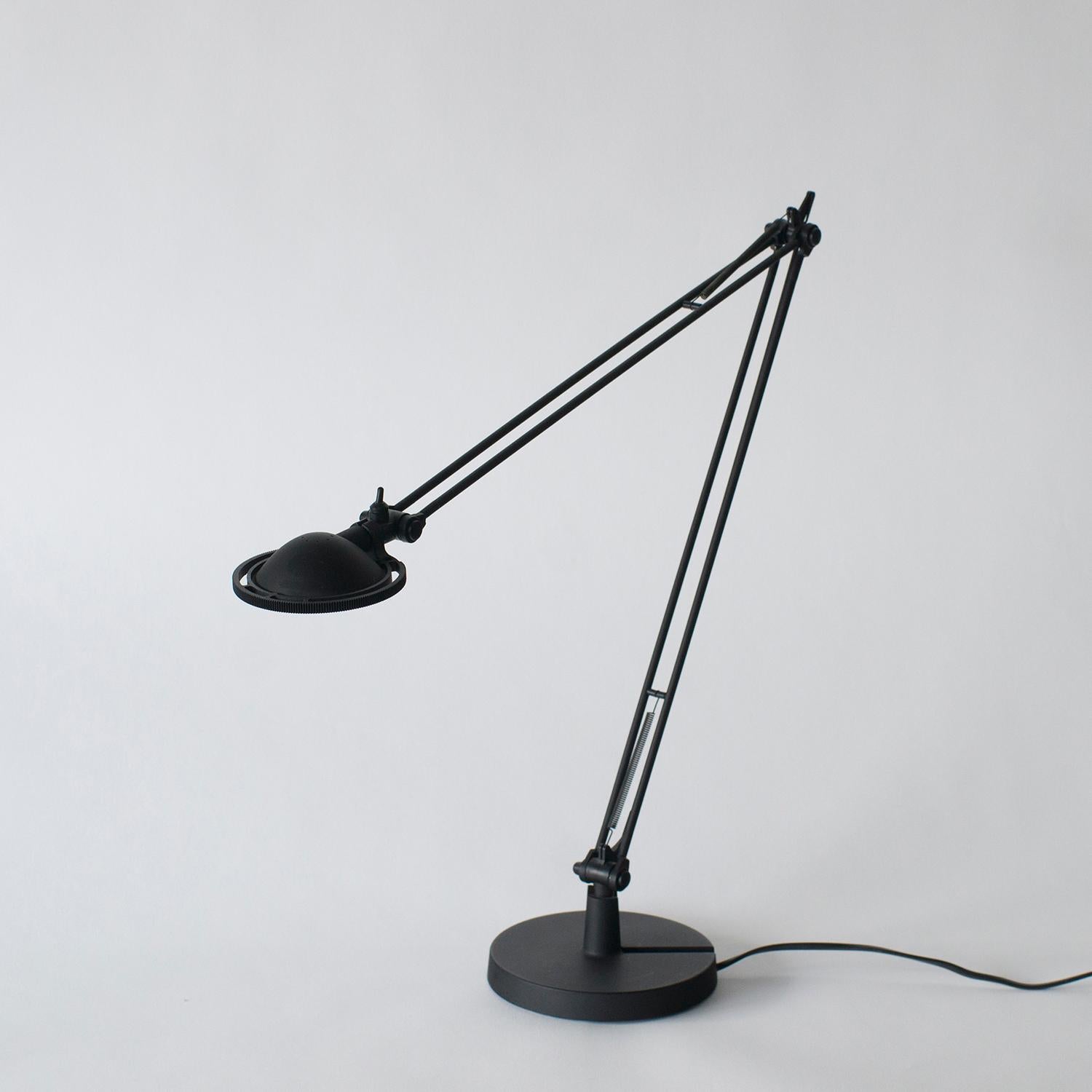 Berenice desk lamp designed by Alberto Meda and Paolo Rizzatto for Luceplan.
Made of steel. All Black colored model. 100-120V, an electric plug, Usable in US.
Made of two arms which sizes are 45 cm each.