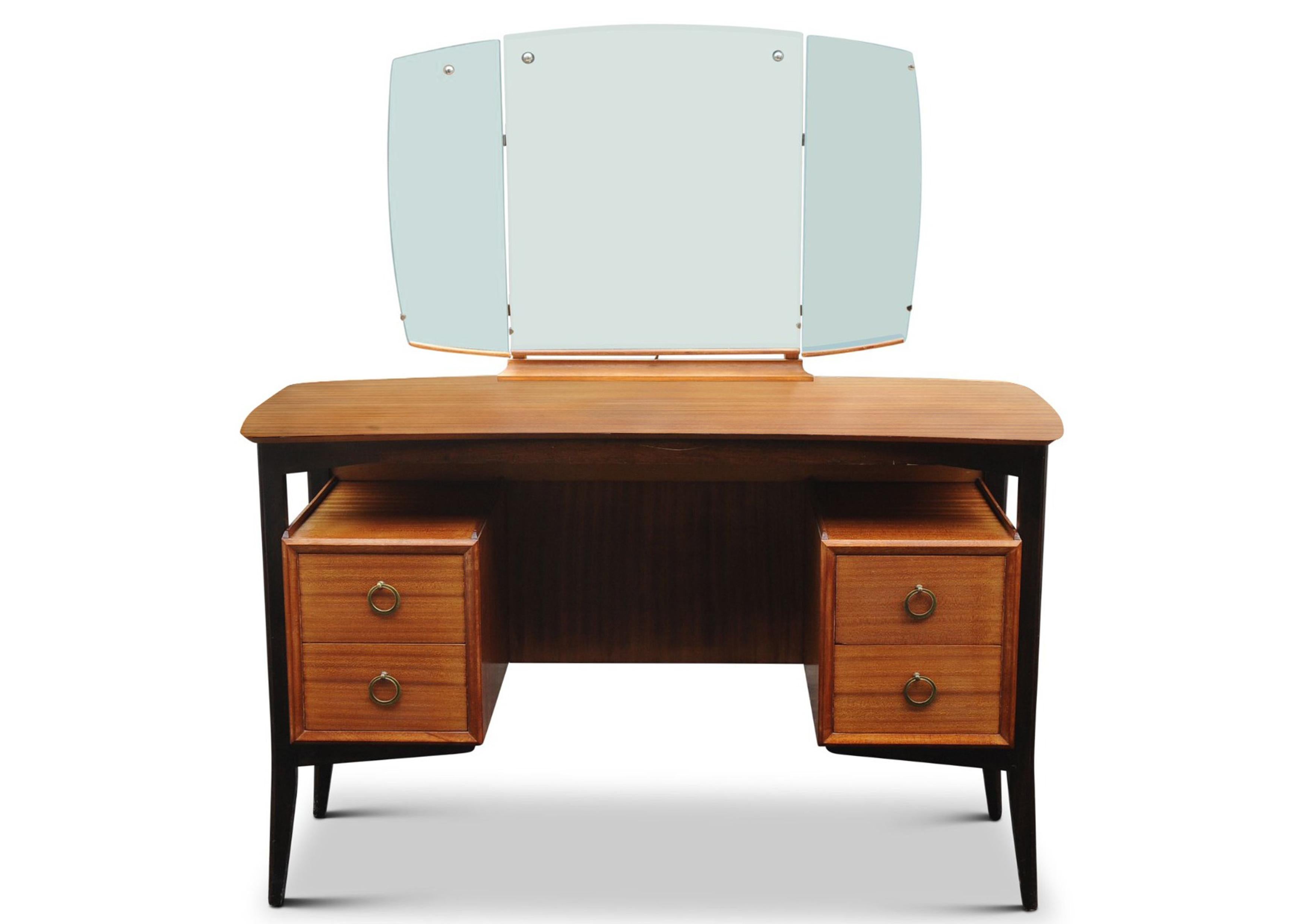 Beresford & Hicks Tola Wood Four Drawer Kneehole Dressing Table.

Mit ebonisierten Beinen und einem schwenkbar gerahmten Tryptic-Spiegel für die Berwick-Möbelserie 

Hergestellt in Hoxton, London 1950er Jahre

Verleihung einer königlichen