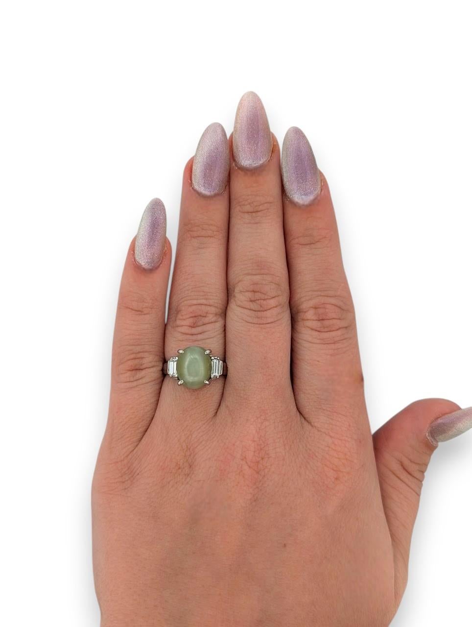 Immerse yourself in the mystique of Berezi, a striking platinum ring that merges mesmerizing chatoyancy with timeless elegance. At its heart lies a luminous 7.78 ct natural Cat’s Eye chrysoberyl, exhibiting the enchanting 