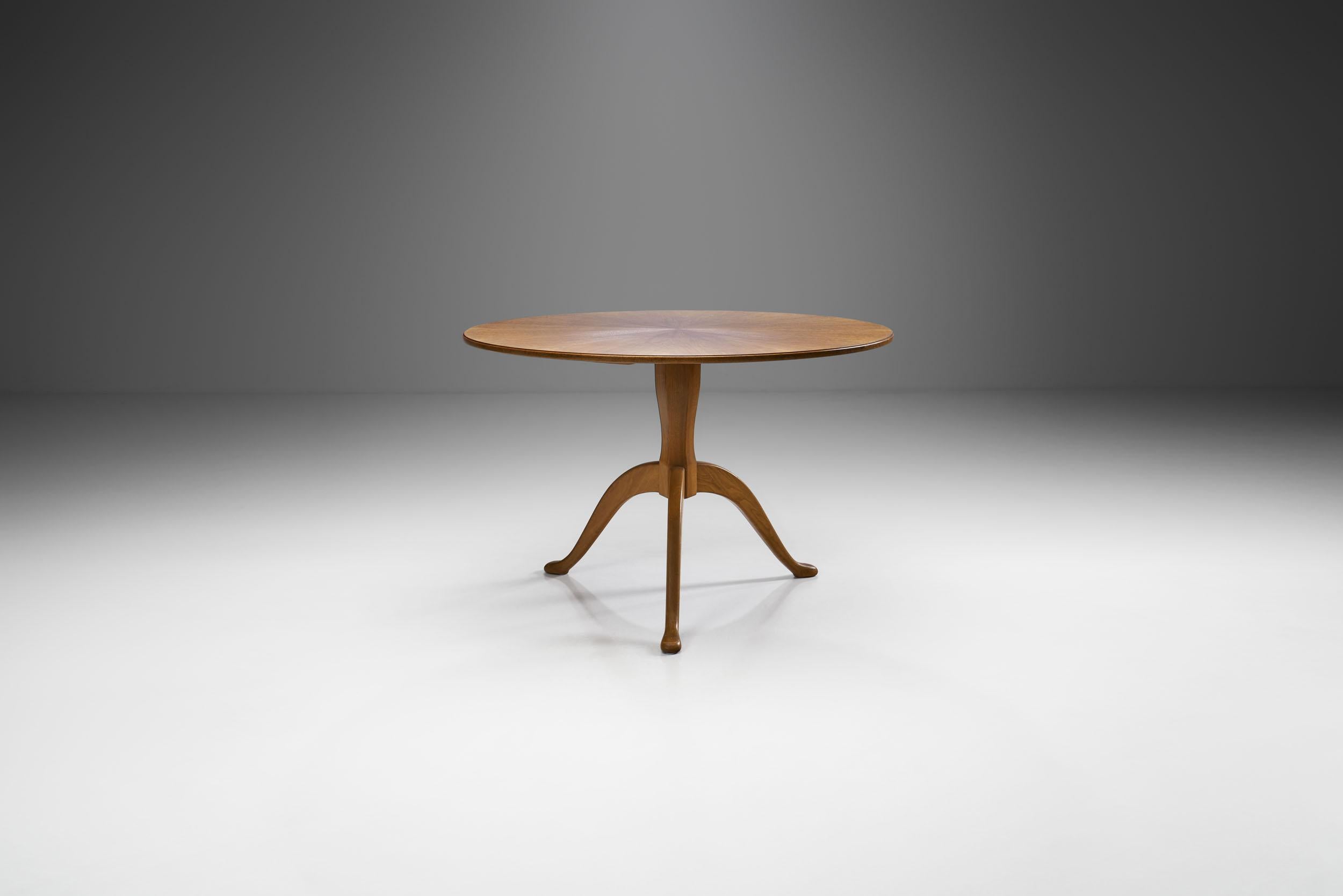 All edges are thoroughly broken, Carl Malmsten often wrote in his drawings. It was nature that was his great source of inspiration and in nature there are hardly any sharp edges or corners. This “Berg” table, designed in 1936, is one of the greatest