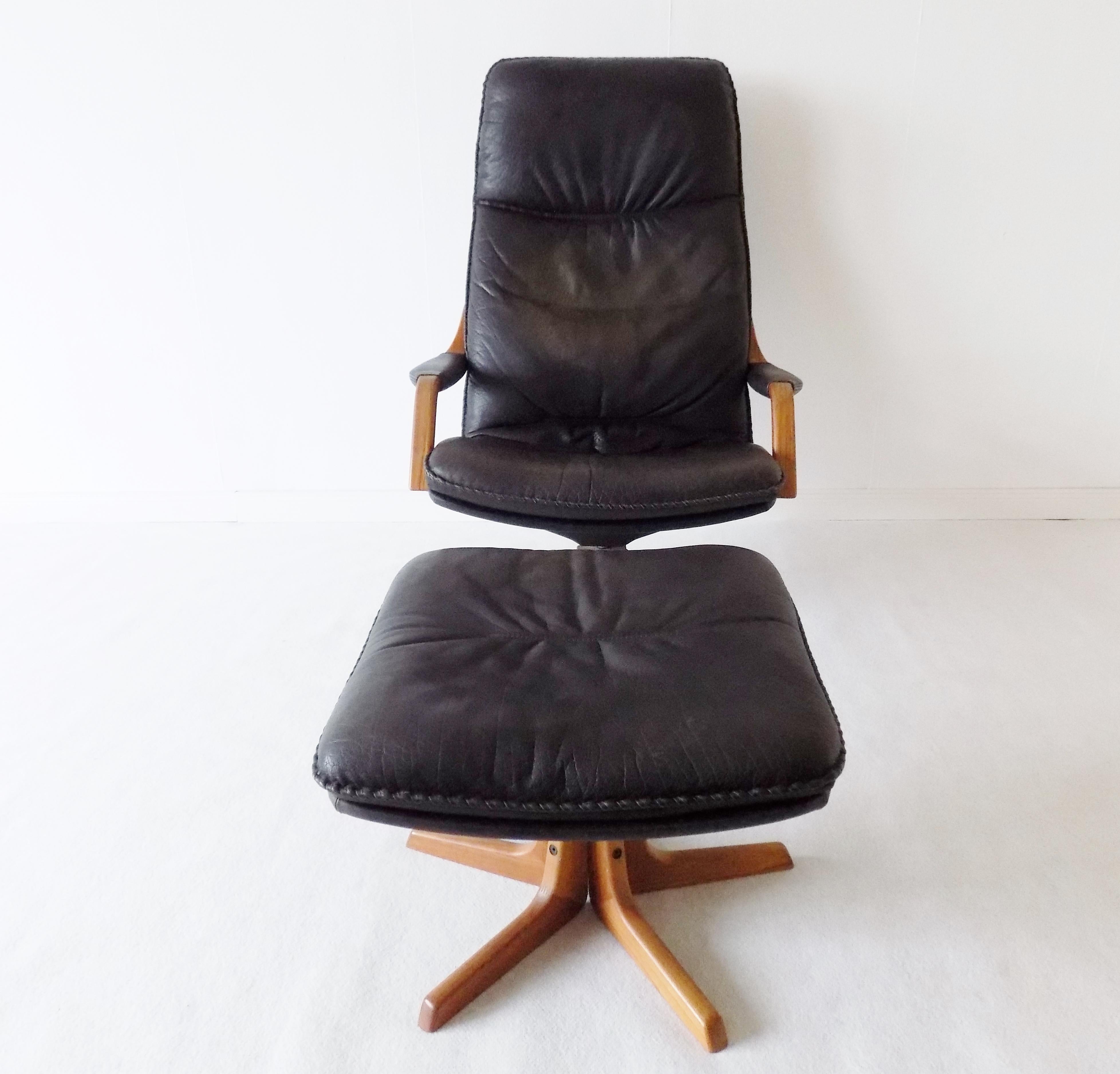 Berg Furniture Danish leather lounge chair with ottoman, Mid-Century Modern, swivel, adjustable.

This Berg lounge chair, from the early years of Berg furniture end of the 1970s, comes in very good condition. The thick, in elephant grey kept,