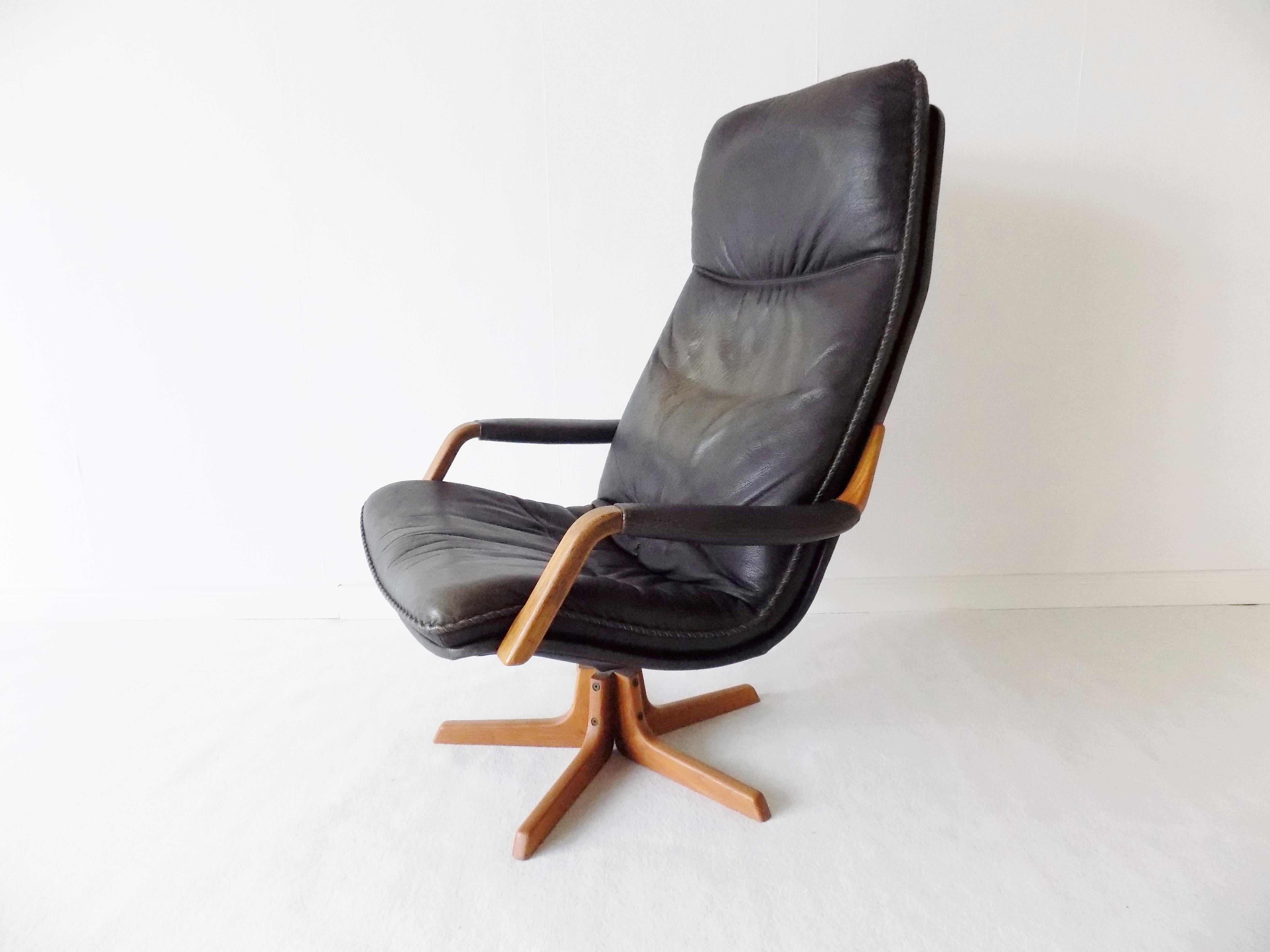 Berg Furniture Danish Leather Lounge Chair with Ottoman, Mid-Century Modern In Good Condition For Sale In Ludwigslust, Mecklenburg-Vorpommern