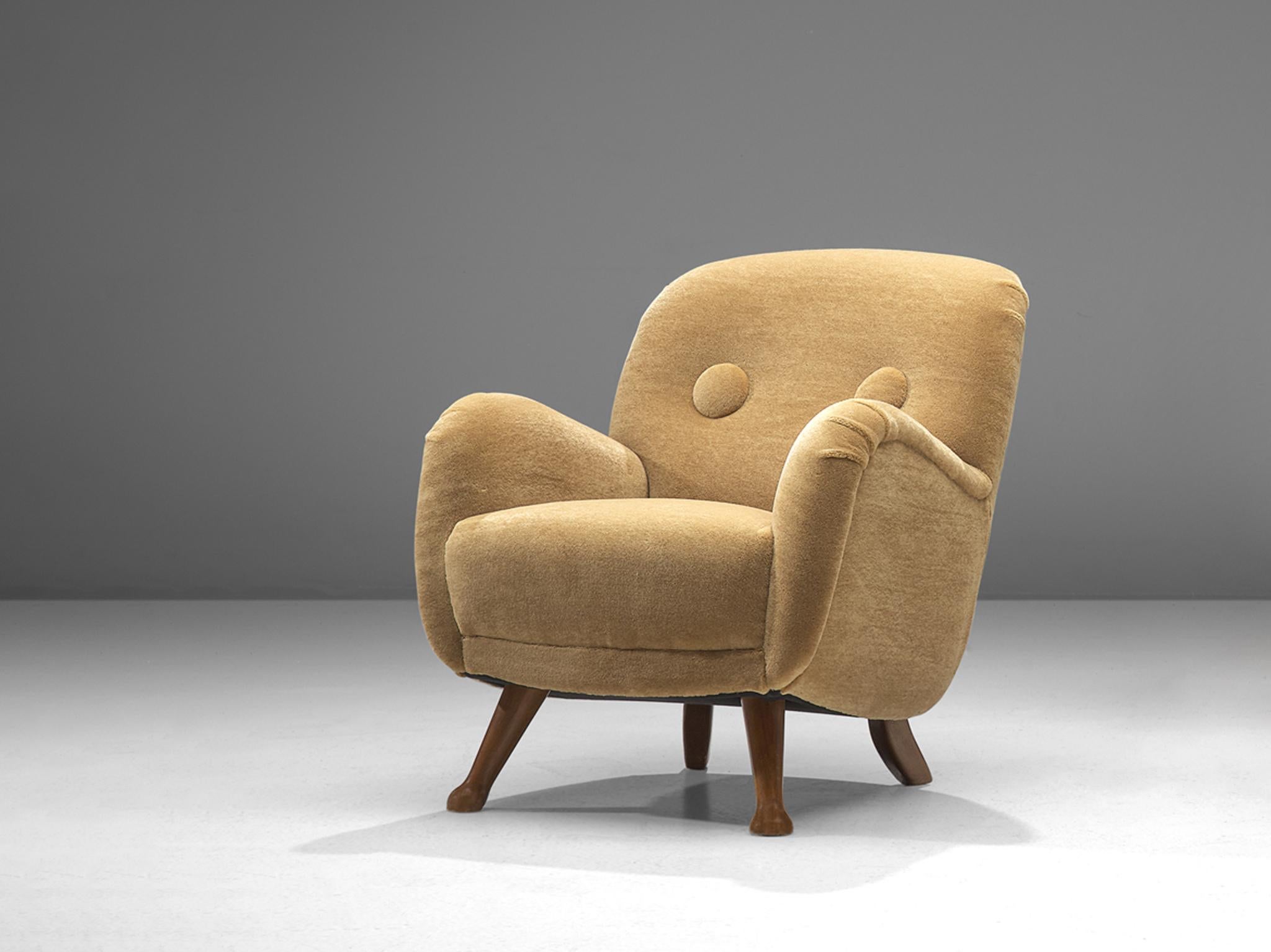 Armchair by Berga Mobler, beige Mohair and oak, Scandinavia, 1940s.

This round and curvy armchair is a very comfortable and strong singular item. The whole shell is slightly tilted backwards. The shell rests on four small oak legs that bend