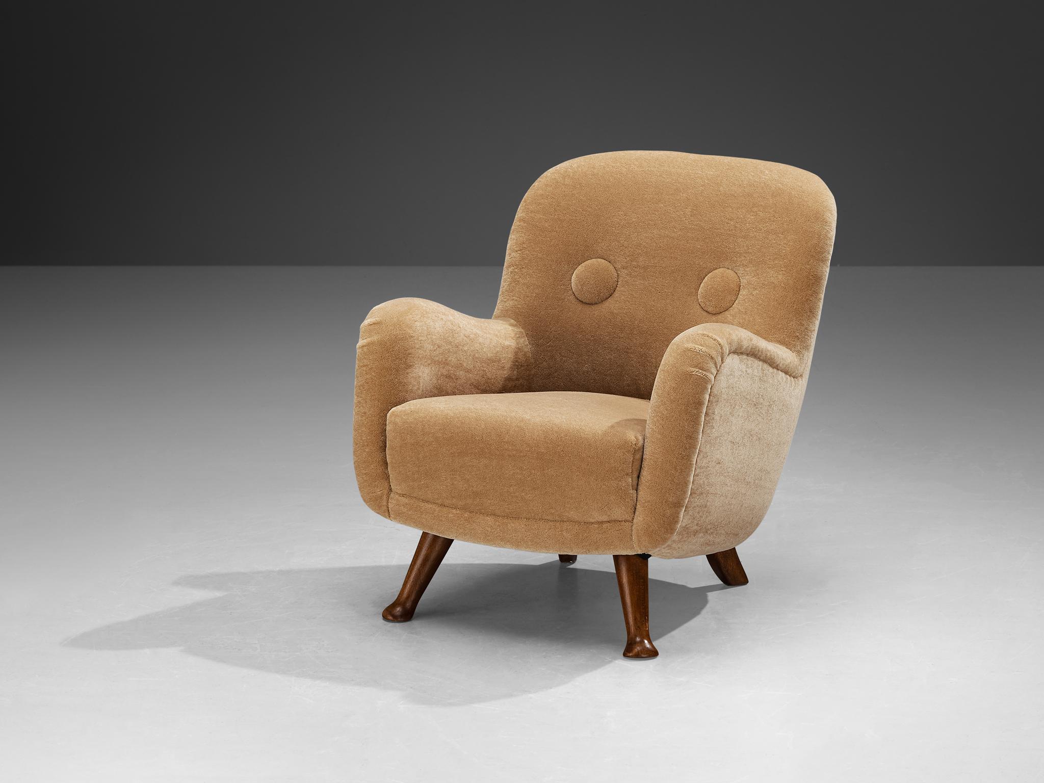 Berga Mobler, armchair, beige teddy fabric, beech, Denmark, 1940s

This bold and curvy armchair is based on a solid construction with a tender touch due to the soft texture of the teddy fabric. The whole shell is slightly tilted backwards. The