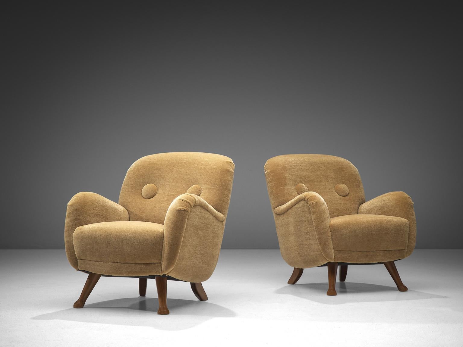 Berga Mobler, armchairs, beige teddy fabric, beech, Denmark, 1940s.

This bold and curvy pair of armchairs are very comfortable and strong singular items. The whole shell is slightly tilted backwards. The shell rests on four small beech legs that