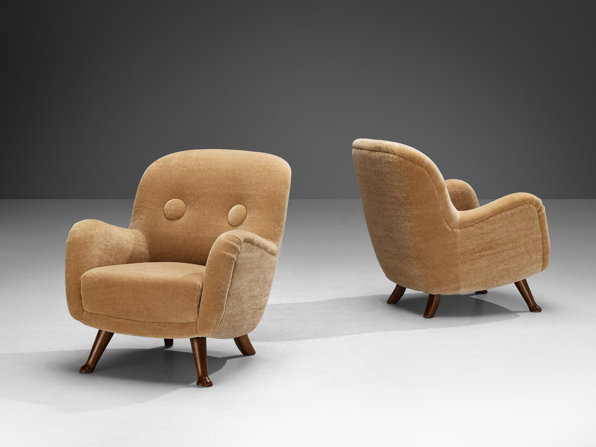 Berga Mobler, pair of armchairs, beige teddy fabric, beech, Denmark, 1940s

This bold and curvy armchair is based on a solid construction with a tender touch due to the soft texture of the teddy fabric. The whole shell is slightly tilted backwards.