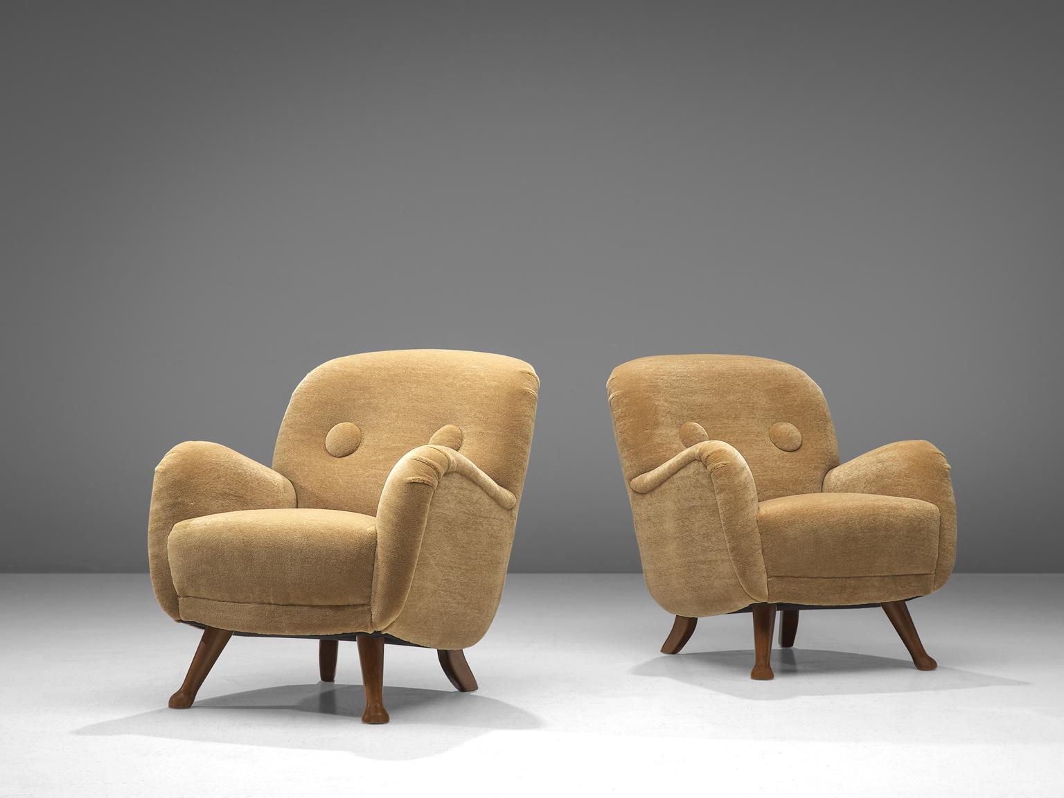 Berga Mobler, pair of armchairs, beige teddy fabric, beech, Denmark, 1940s.

This bold and curvy set of armchairs are very comfortable and strong singular items. The whole shell is slightly tilted backwards. The shell rests on four small beech legs