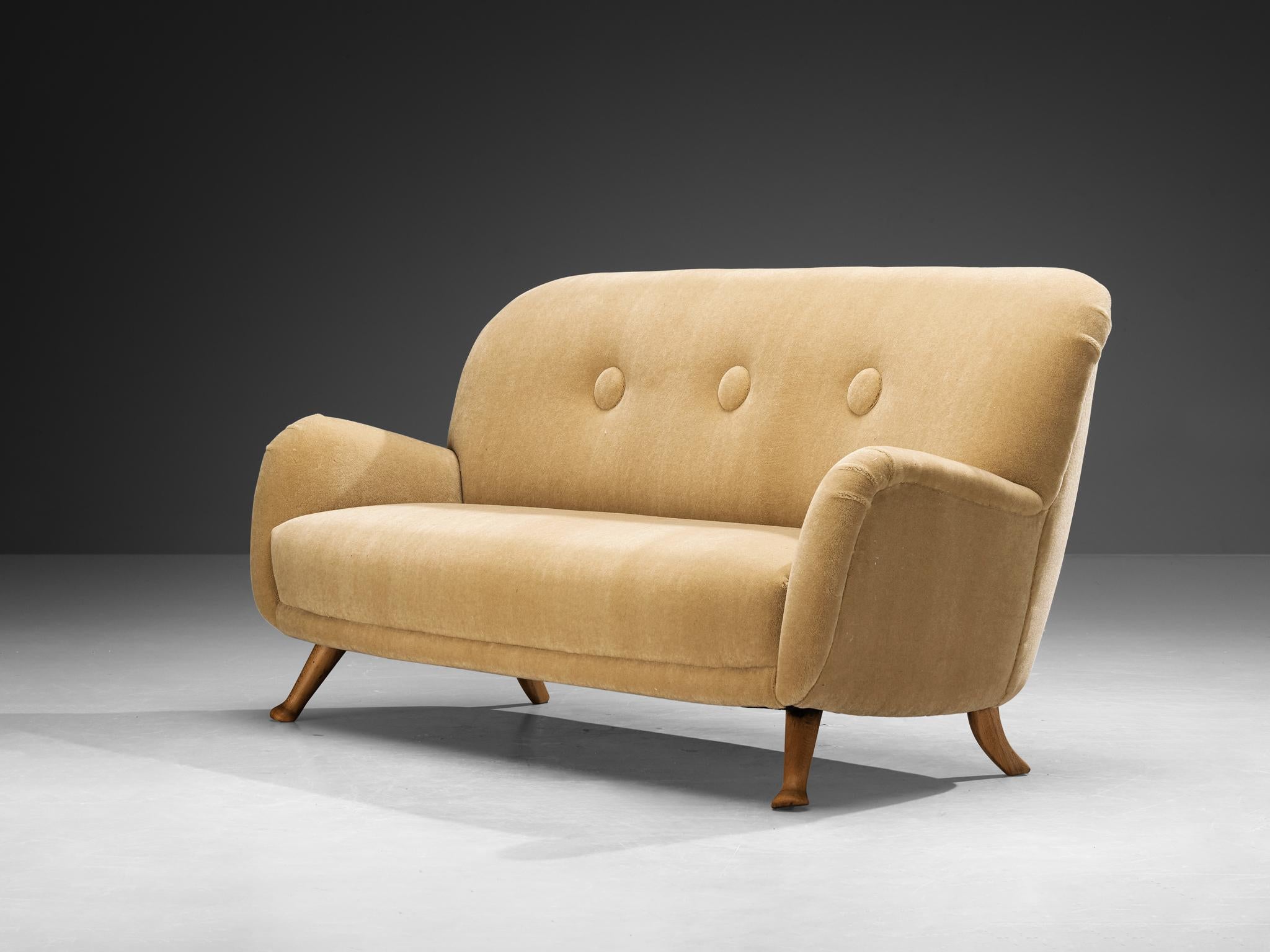 Berga Mobler, divano, faggio, mohair, Danimarca, anni '40.

Questo splendido divano danese degli anni '40 combina comfort ed eleganza. Il suo design audace e arrotondato è completato da una scocca leggermente reclinata, che offre un'esperienza di