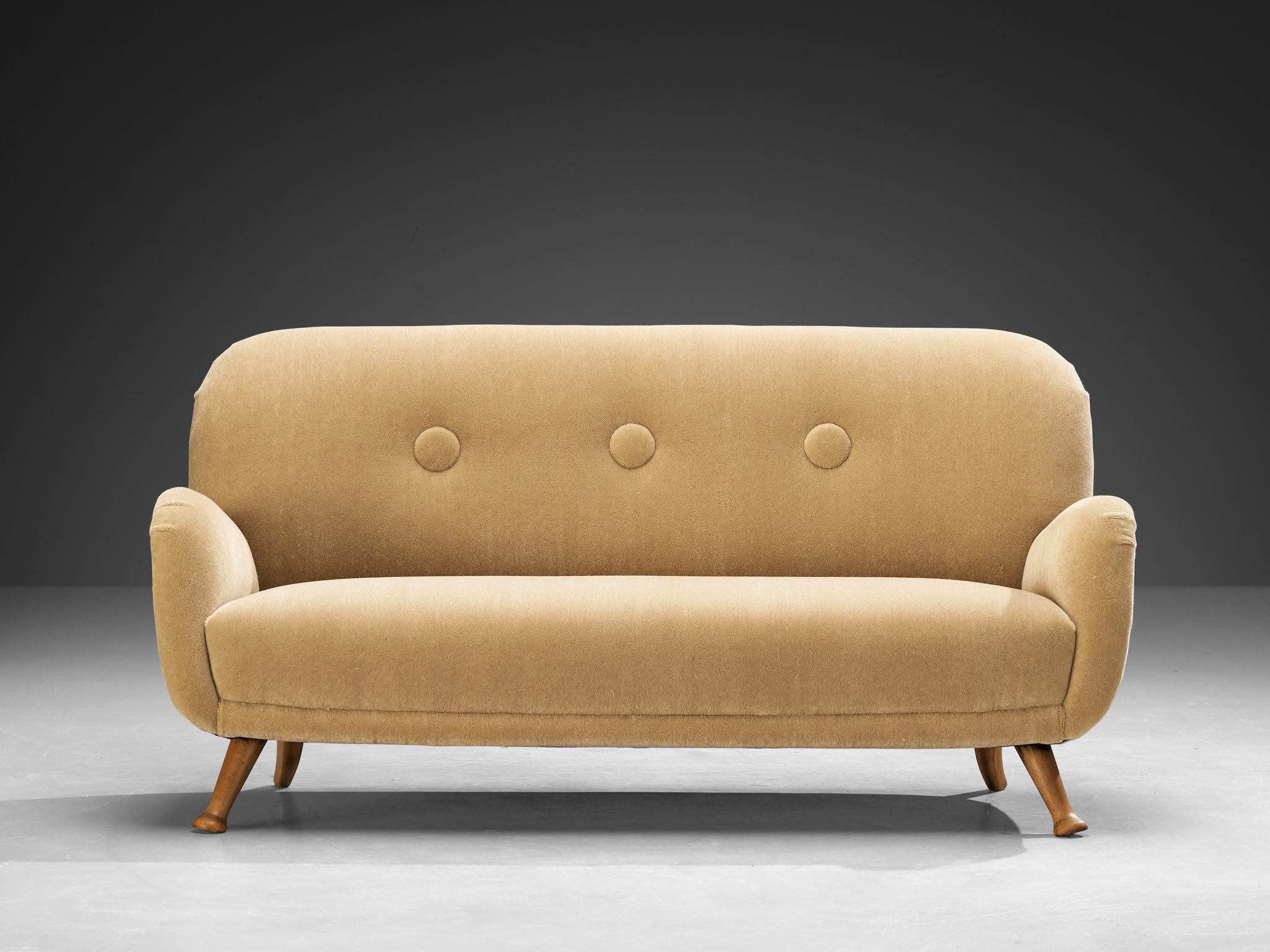 Scandinavo moderno Divano Berga Mobler con rivestimento in mohair beige in vendita