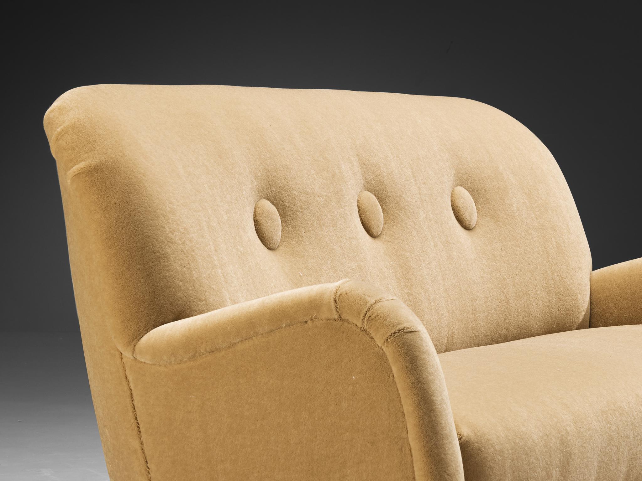 Danese Divano Berga Mobler con rivestimento in mohair beige in vendita