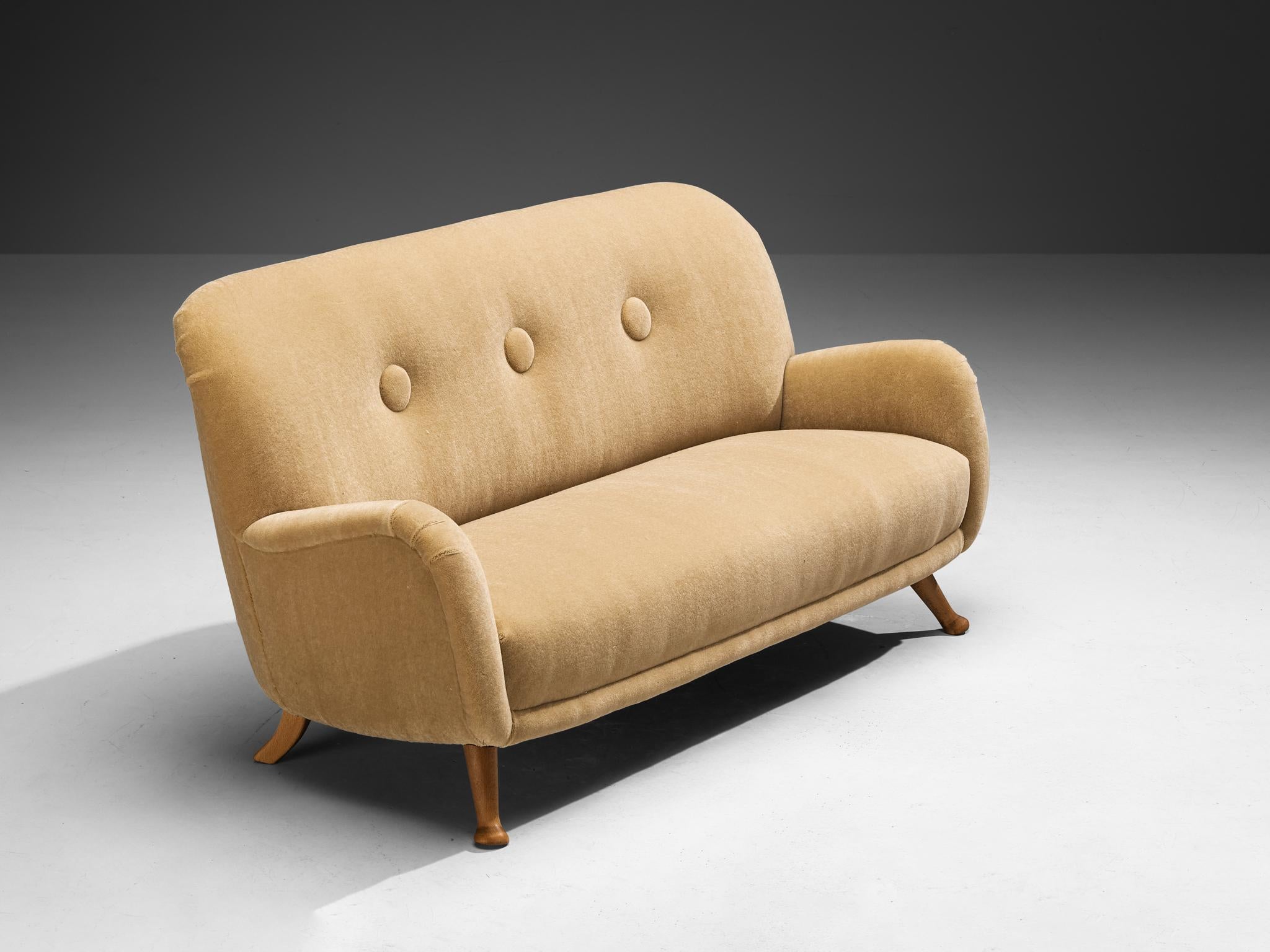 Metà XX secolo Divano Berga Mobler con rivestimento in mohair beige in vendita