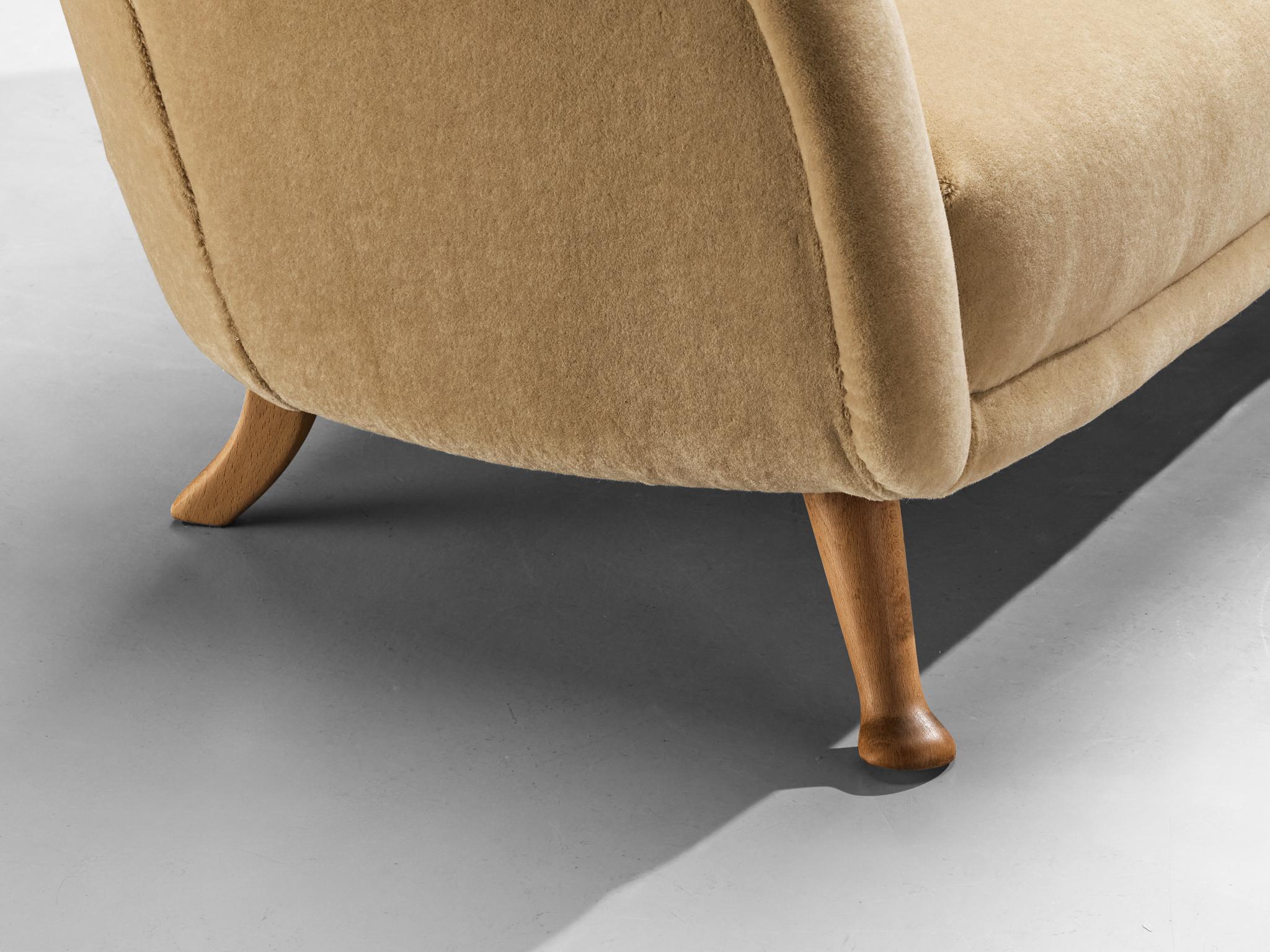 Velluto Divano Berga Mobler con rivestimento in mohair beige in vendita