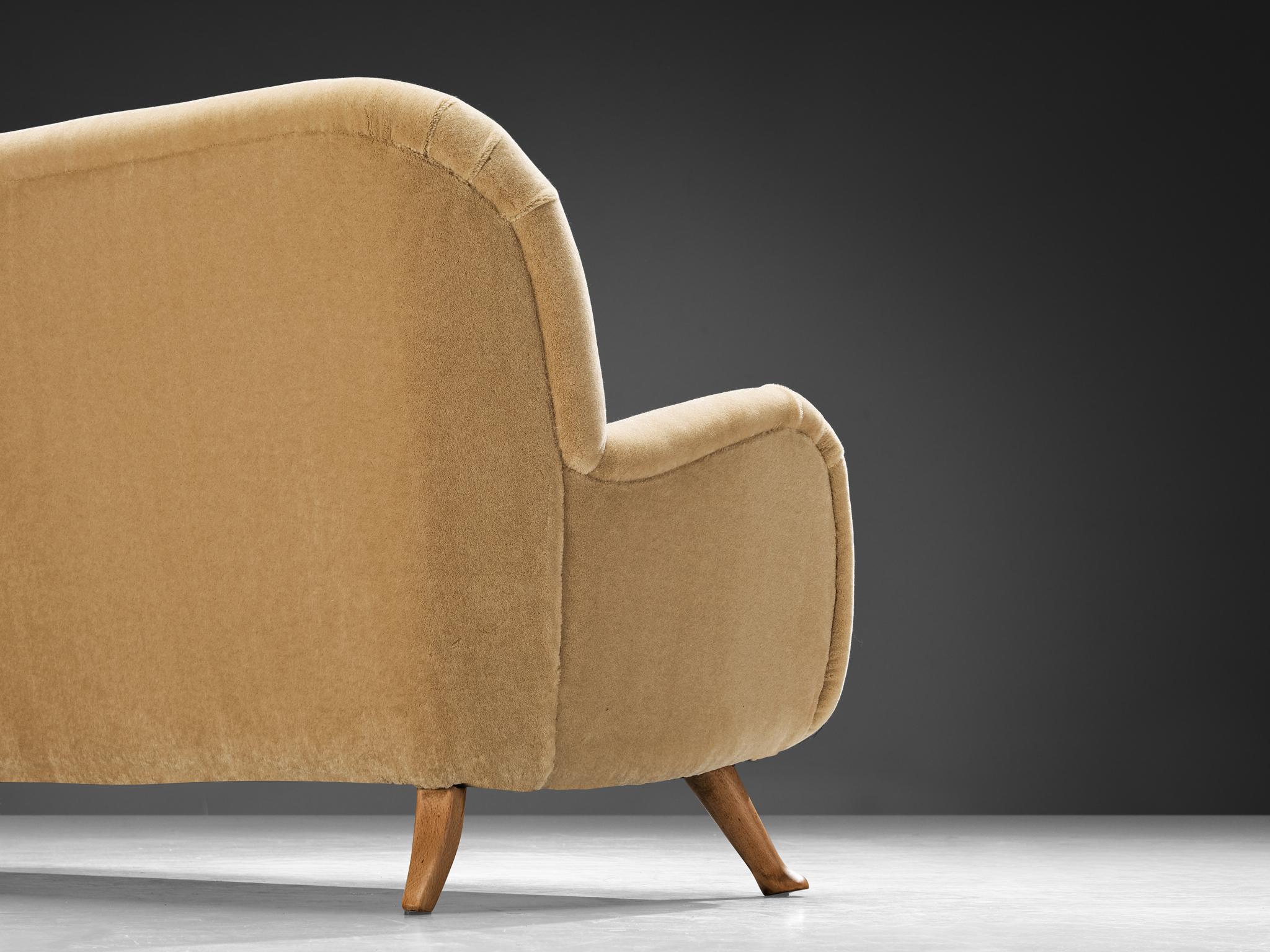 Divano Berga Mobler con rivestimento in mohair beige in vendita 1