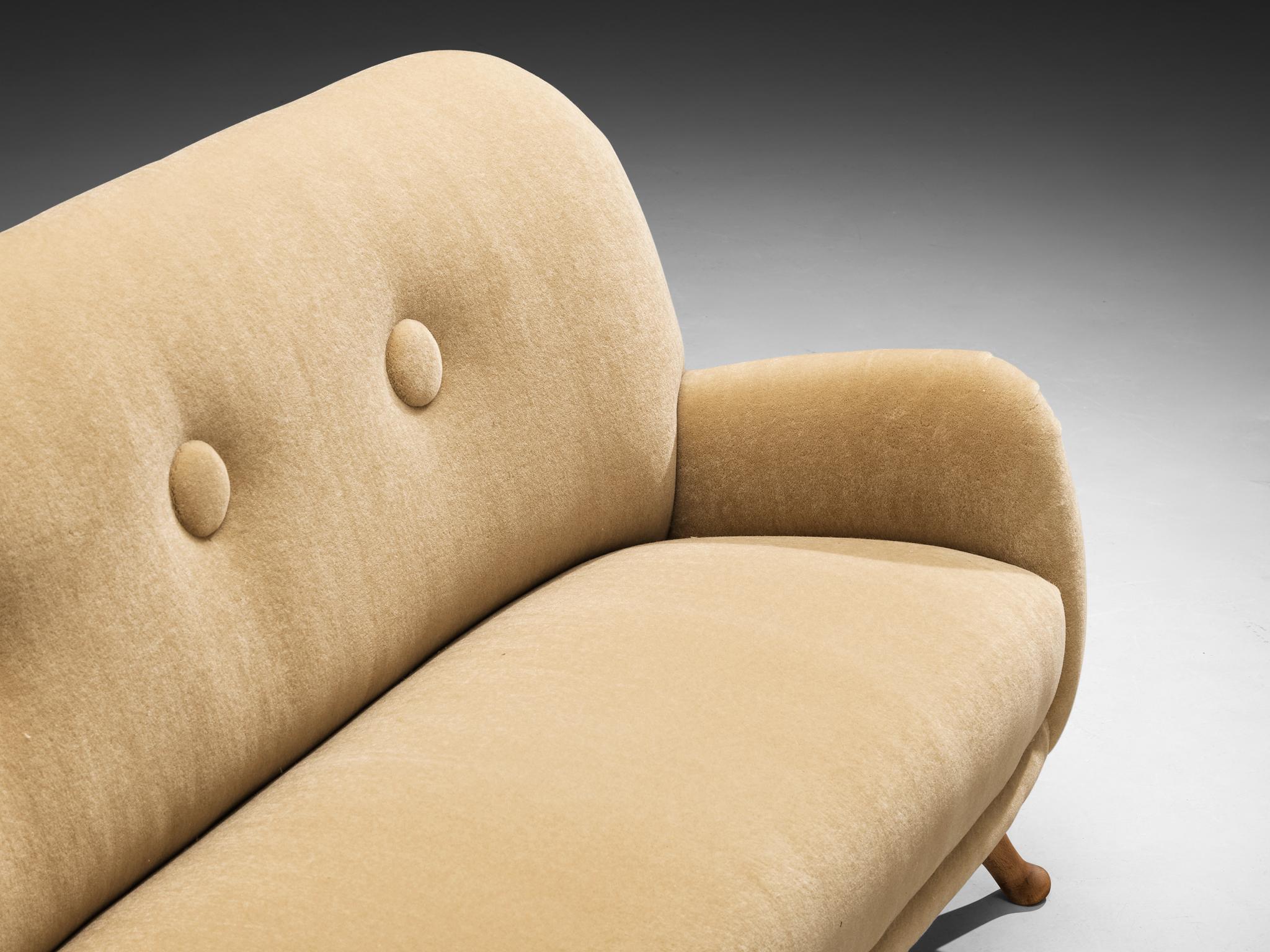 Divano Berga Mobler con rivestimento in mohair beige in vendita 2