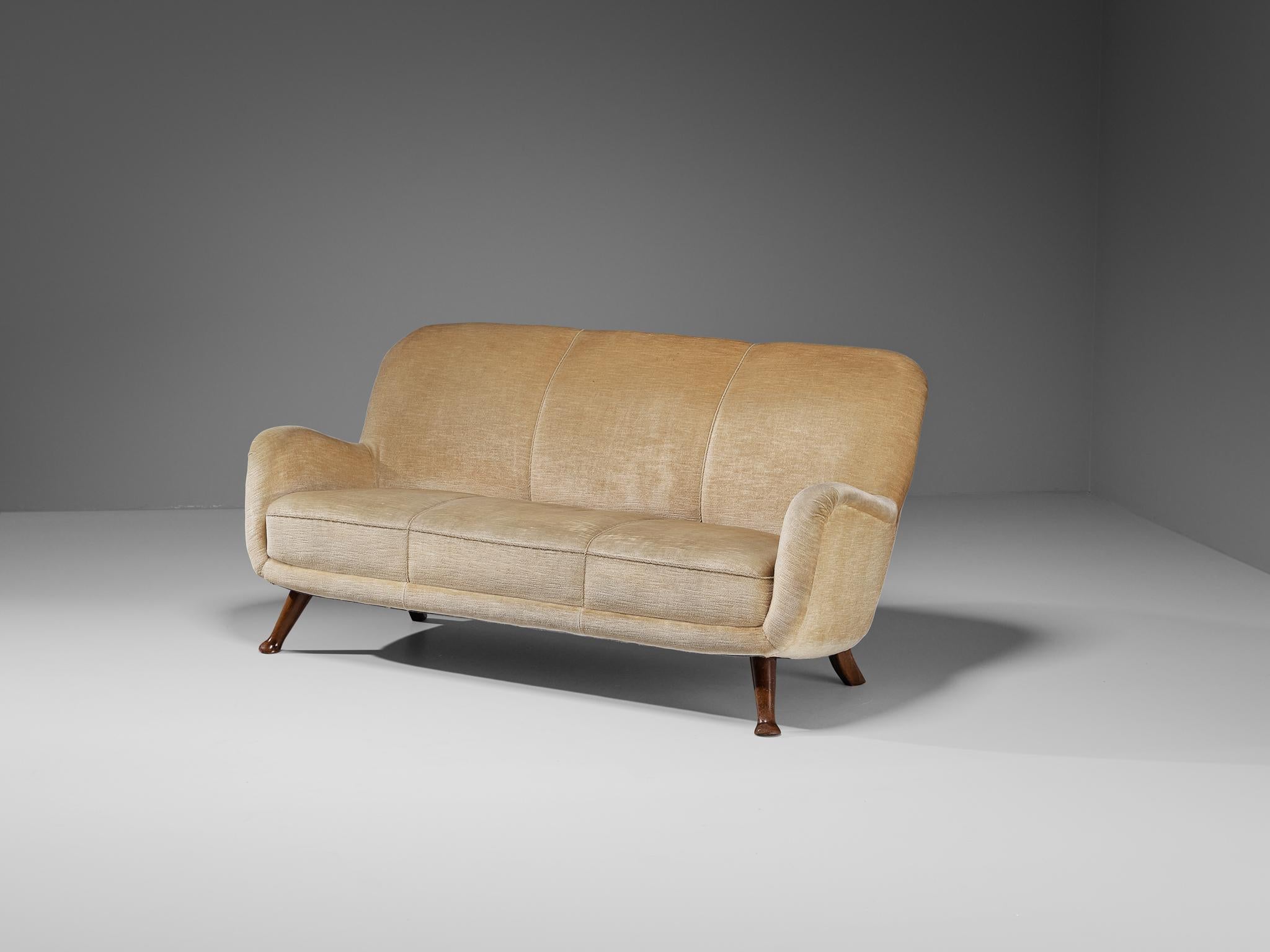 Berga Mobler, sofa, beech, wool, Denmark, 1940s.

This bold and curvy sofa is based on a solid construction with a tender touch due to the soft texture of the woolen fabric. The whole shell is slightly tilted backwards. The corpus rests on four