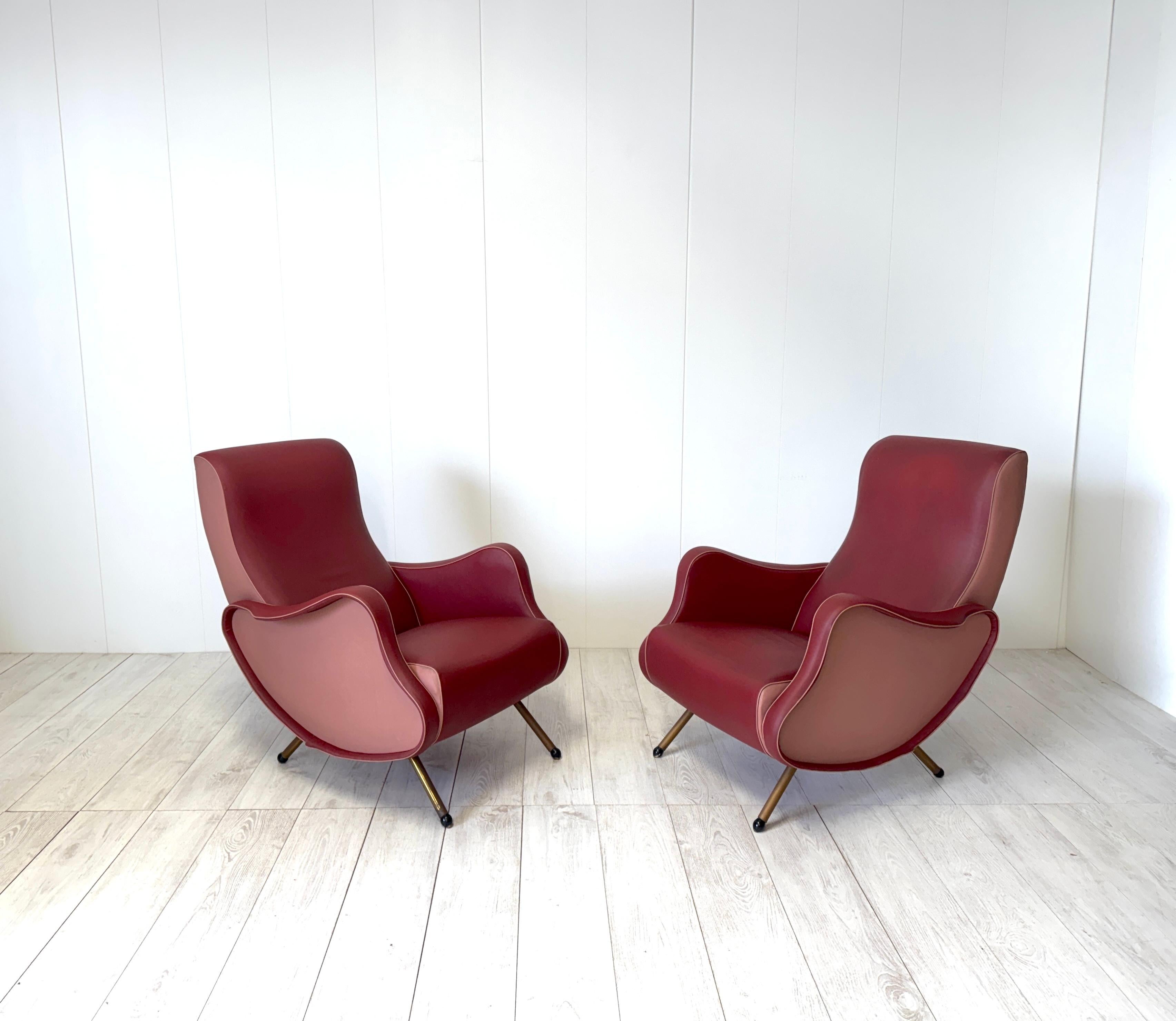 Pareja de sillones de los años 50 de fabricación italiana con etiqueta metálica Fratelli Bergallo, Turín.

Estructura de cuero de vinilo, patas de metal.

Buen estado vintage, pequeños defectos en el asiento debidos al uso.


