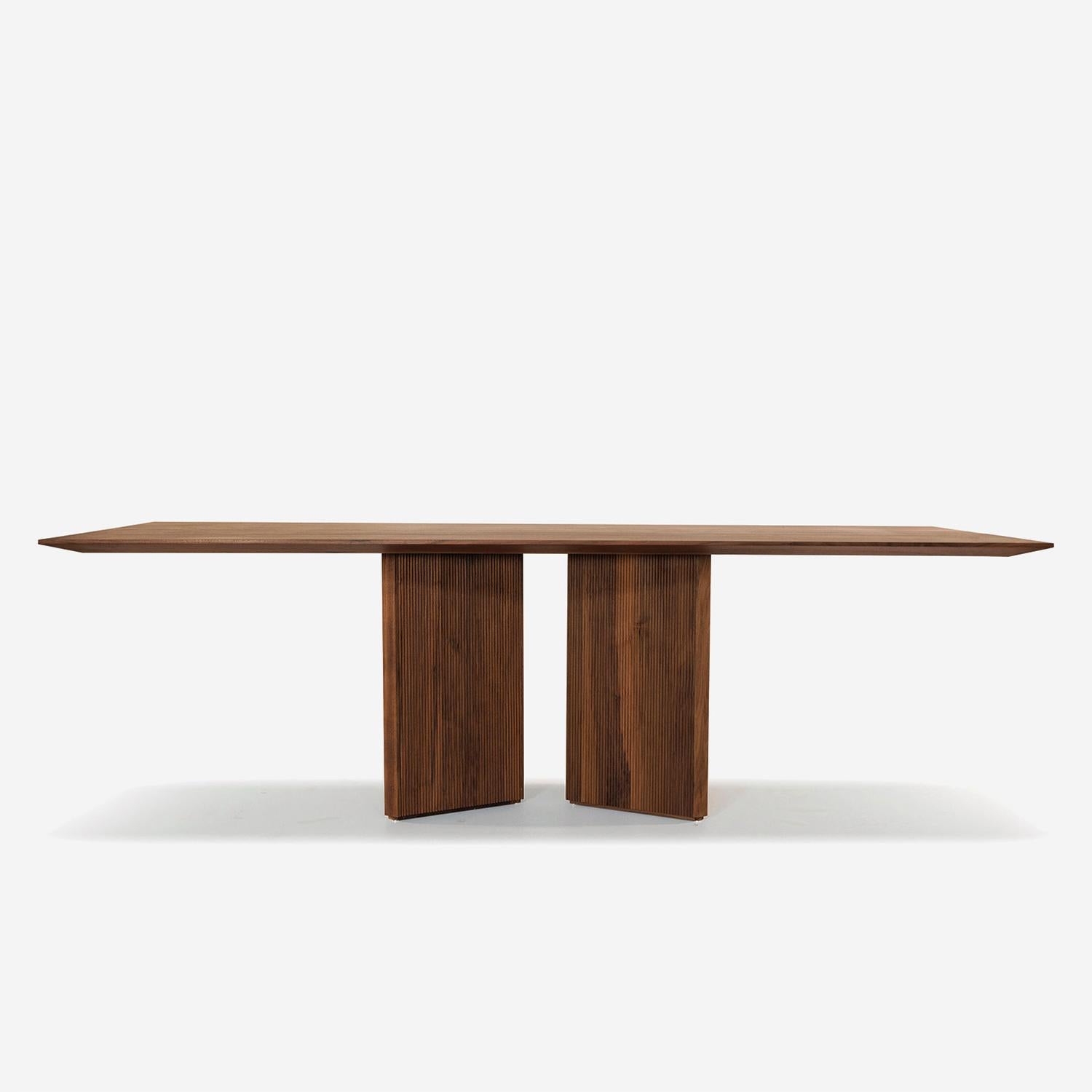Dining table Bergame lines all in solid walnut wood,
with prism-shaped solid walnut wood base with vertical.
carved lines.
Also available in solid oak wood, on request.
Also available on request in:
L 200 x D 100 x H 75cm, price: 13900,00€
L