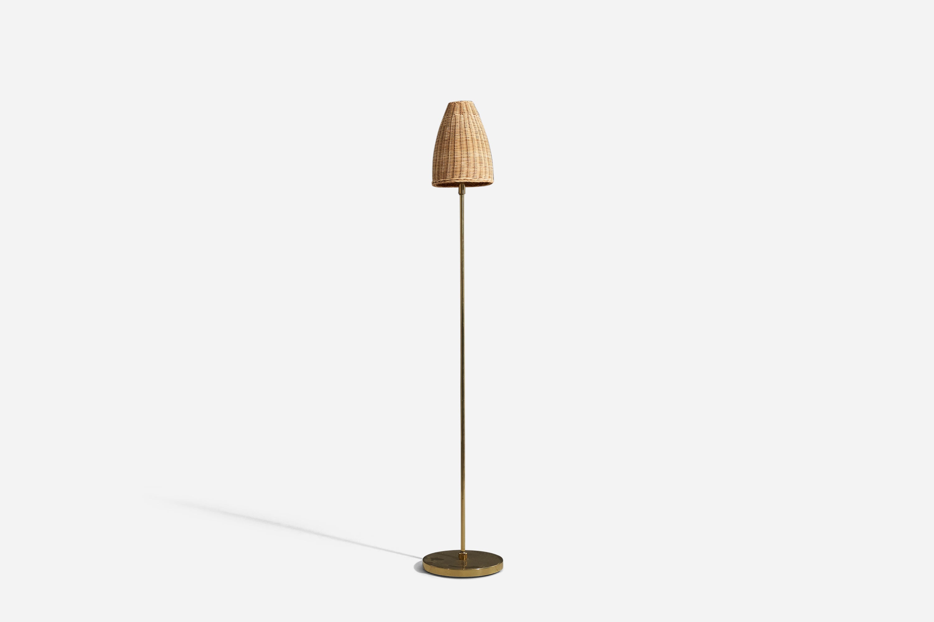 Lampadaire réglable en laiton et rotin, conçu et produit par Bergboms, Suède, c. 1970.

Dimensions variables, mesurées comme illustré dans la première image.

Vendu avec abat-jour. 
Les dimensions indiquées se rapportent au lampadaire avec