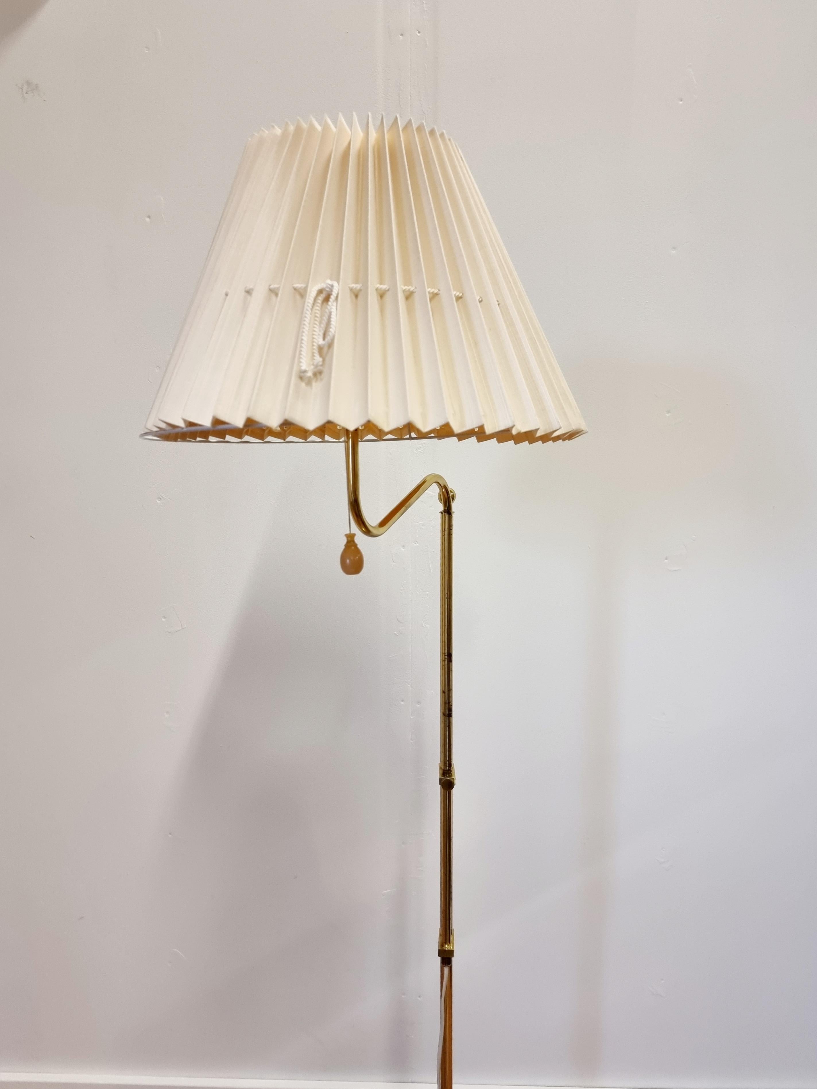 Floor Lamp in brass with original pleated shade, produced by Bergboms, Sweden 1970s. Adjustable height. 

Good condition, smaller signs of use and age. 

Maker marked with modelnumber.

