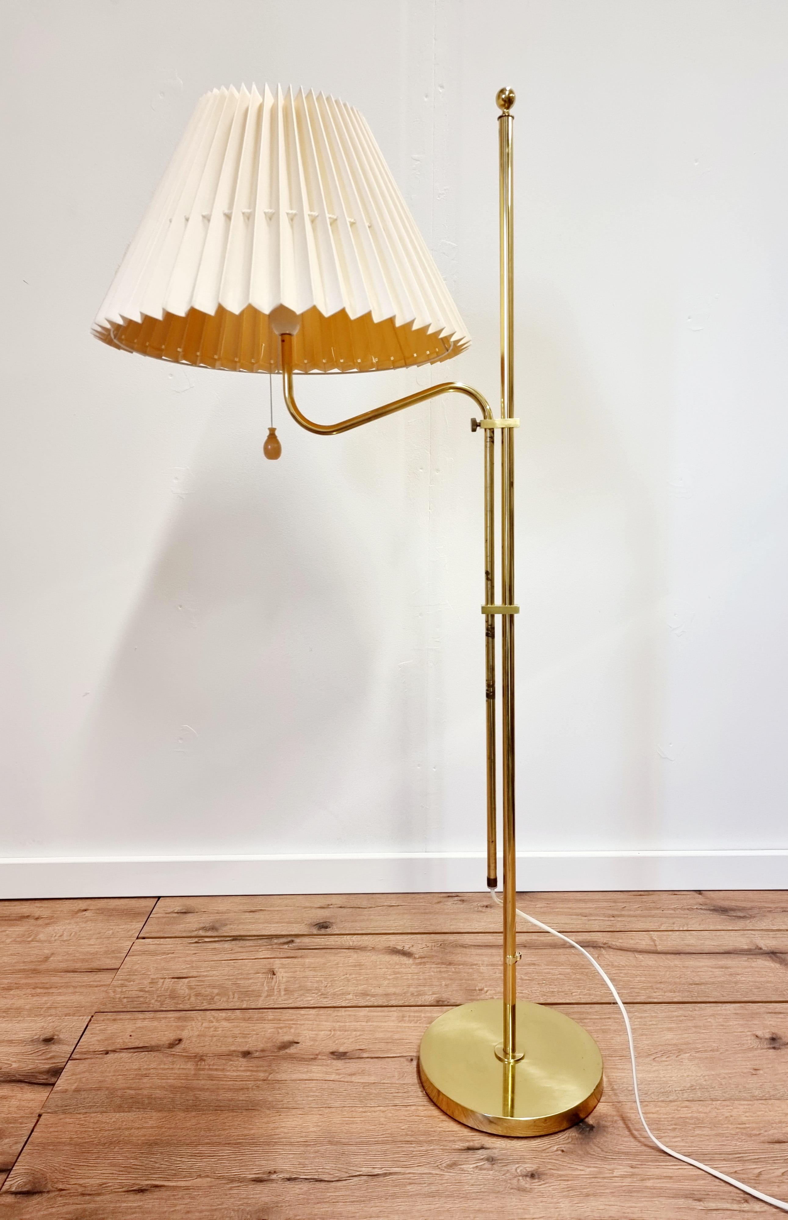 adjustable floor lamp with shade