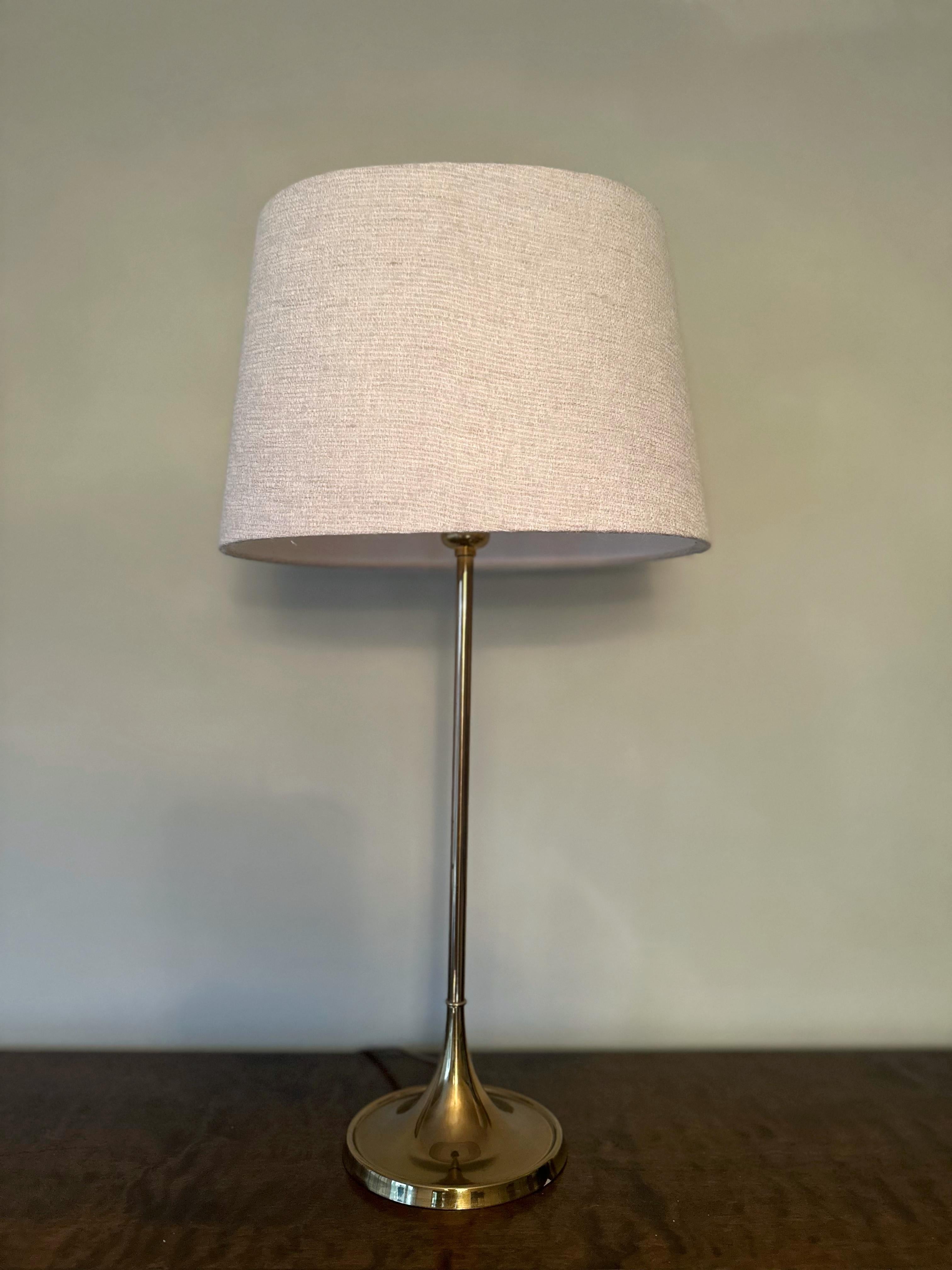 The Scandinavian Modern, Clean and Minimalistic Table Lamp in Brass made by Bergboms, Sweden. Le modèle B-017 a une base stable en fonte et un pied en laiton. 
Conçu par Alf Svensson et Melanie Sandström dans les années 1960.

Excellent état avec de