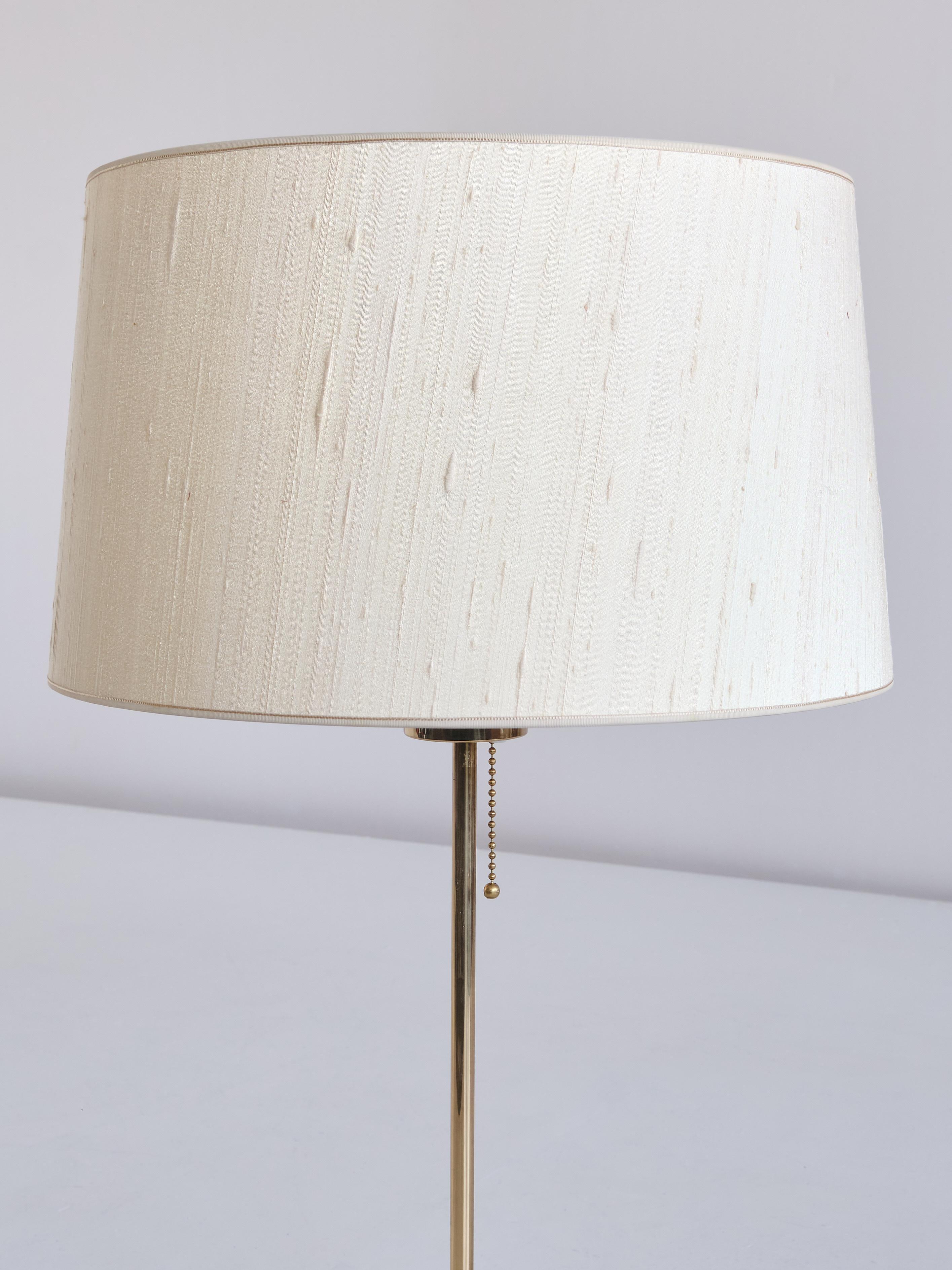 Bergboms B-024 Brass Table Lamp with Beige Silk Shade, Sweden, 1960s For Sale 3