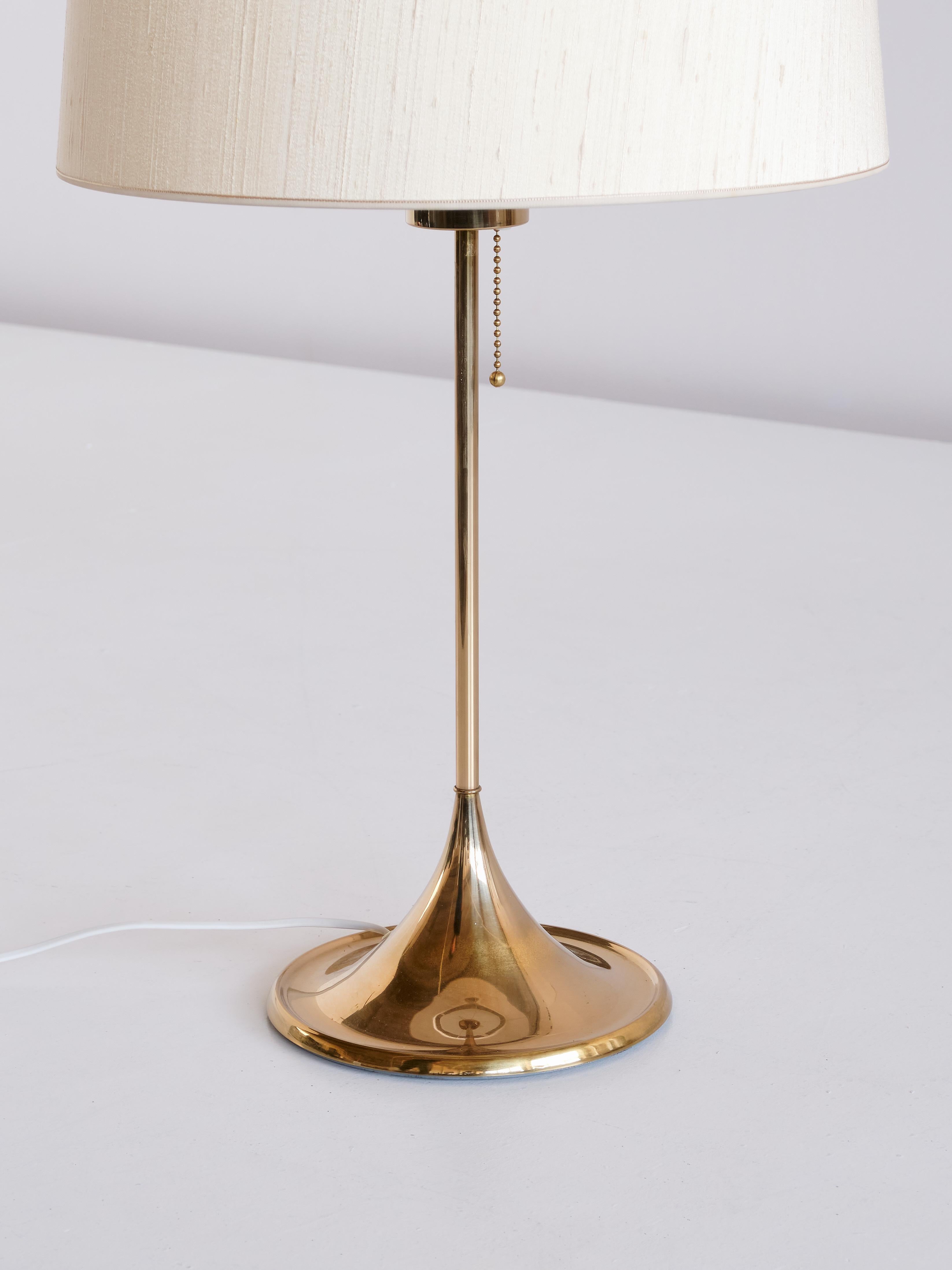 Scandinave moderne Lampe de bureau Bergboms B-024 en laiton avec abat-jour en soie beige, Suède, années 1960 en vente