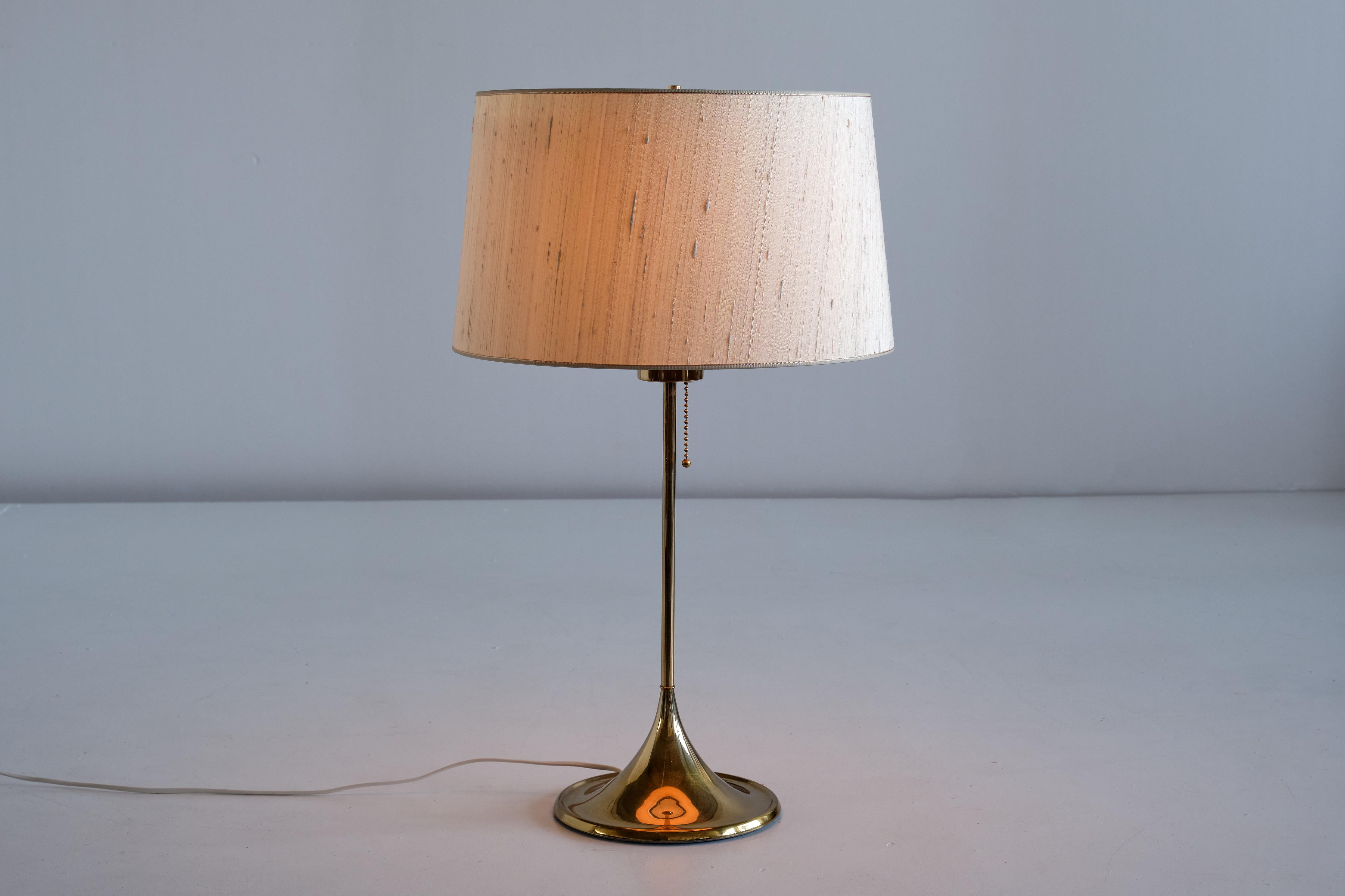Scandinavian Modern Bergboms B-024 Brass Table Lamp with Beige Silk Shade, Sweden, 1960s For Sale