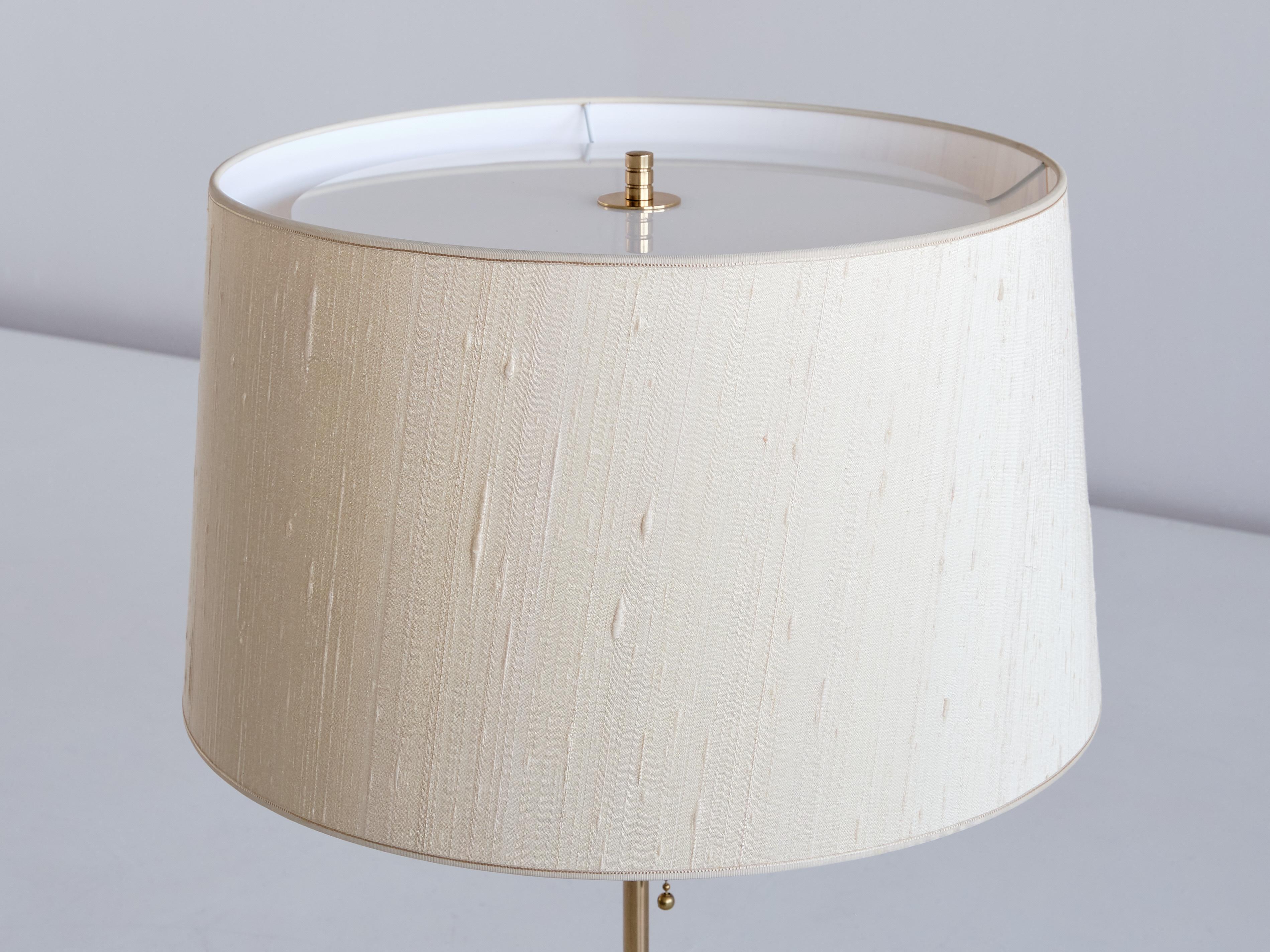 Bergboms B-024 Brass Table Lamp with Beige Silk Shade, Sweden, 1960s In Good Condition For Sale In The Hague, NL