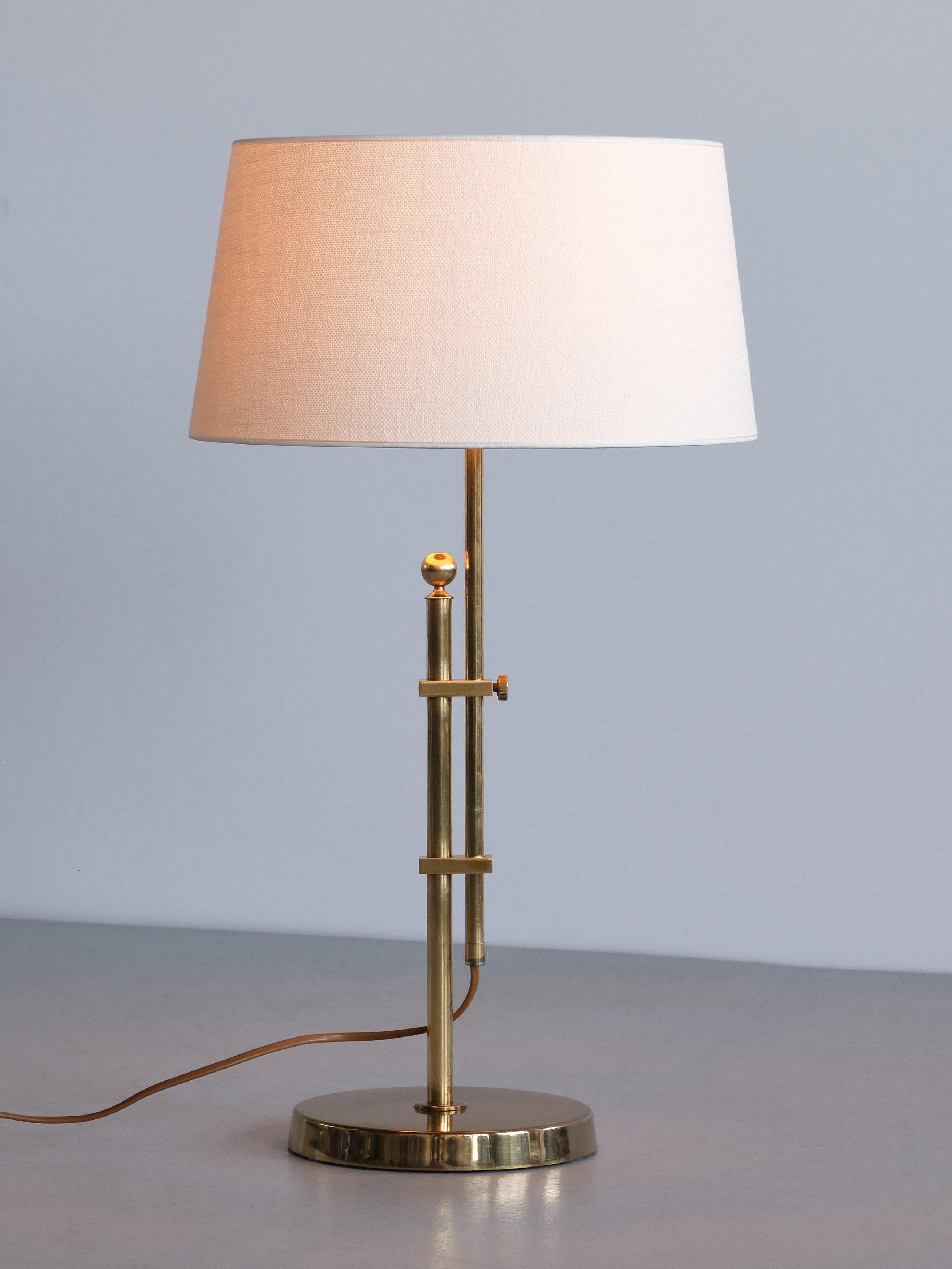 Swedish Bergboms B-131 Height Adjustable Table Lamp in Brass, Sweden, 1950s For Sale
