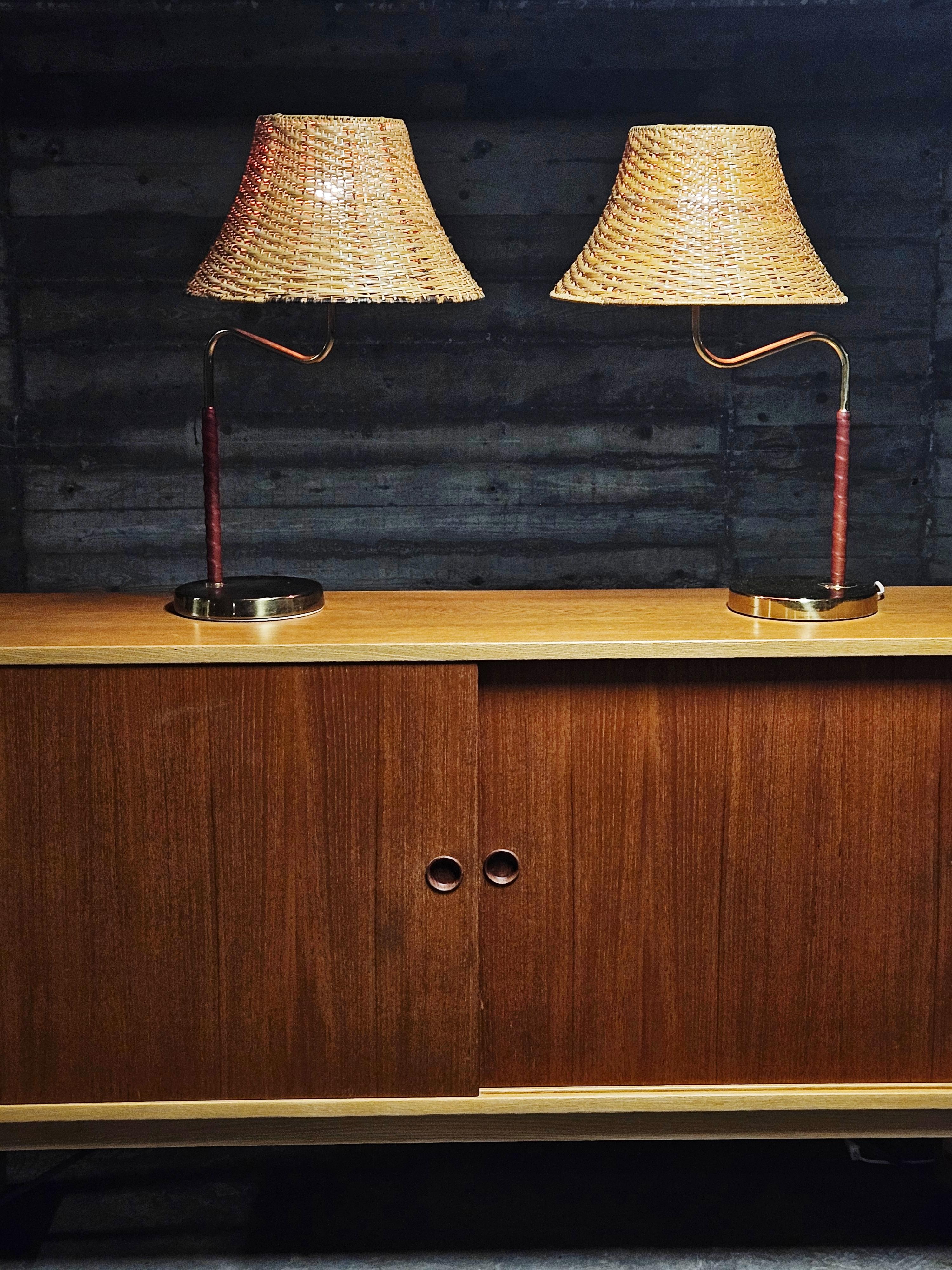 Lampe de table Bergboms Scanlight. Produit en Suède au milieu du 20e siècle. 

Design/One luxueux en laiton enveloppé de cuir. Une boule de laiton attachée à une ficelle permet d'allumer et d'éteindre la lampe. 

Ce modèle a été produit dans les