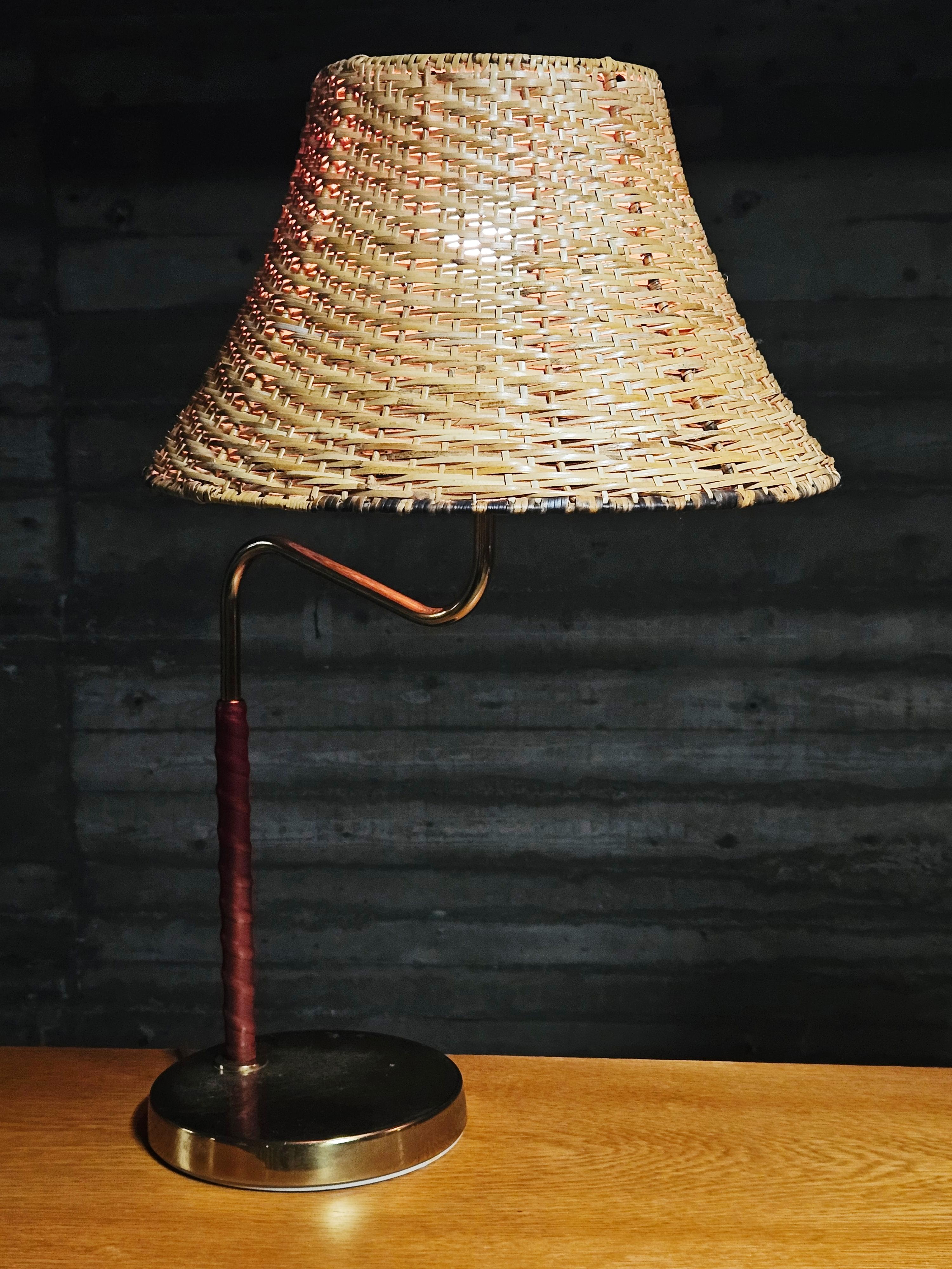 Scandinave moderne Bergboms, lampe de table en laiton et cuir, Suède, années 1960 en vente