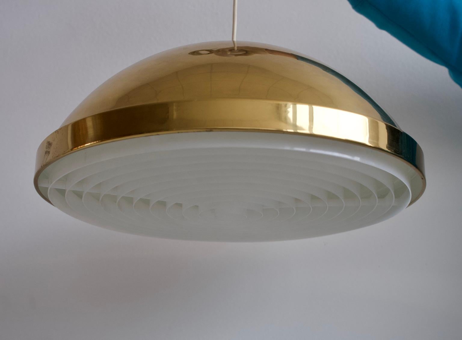 Scandinavo moderno Lampada da soffitto in ottone Bergboms con schermo acrilico in vendita