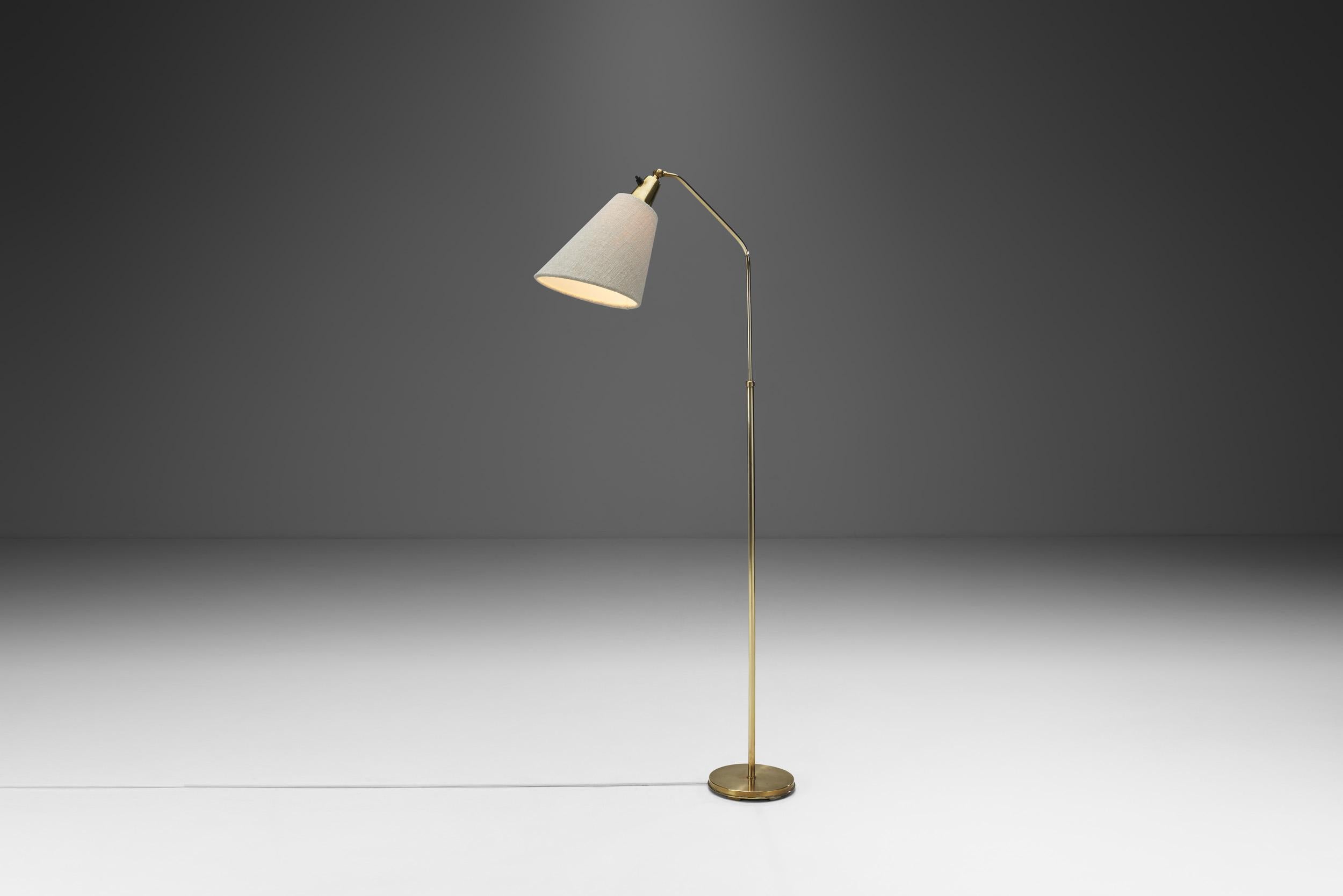 This beautiful early mid-century floor lamp combines a classical shape with carefully thought out proportions and Swedish craftsmanship. The circular construction, cut by straight lines and sharp angles defines this model. This duality is also