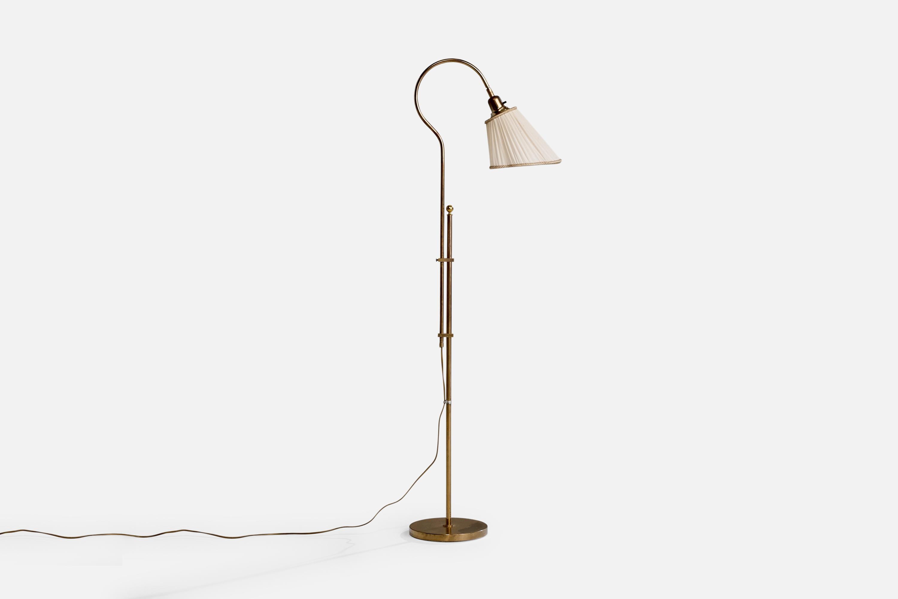 Lampadaire réglable en laiton et tissu blanc produit par Bergboms, Suède, c. années 1970.

Quelques petites déchirures et de très légères taches sur l'abat-jour en tissu vintage.

Dimensions de la lampe avec abat-jour (pouces) : 54.7