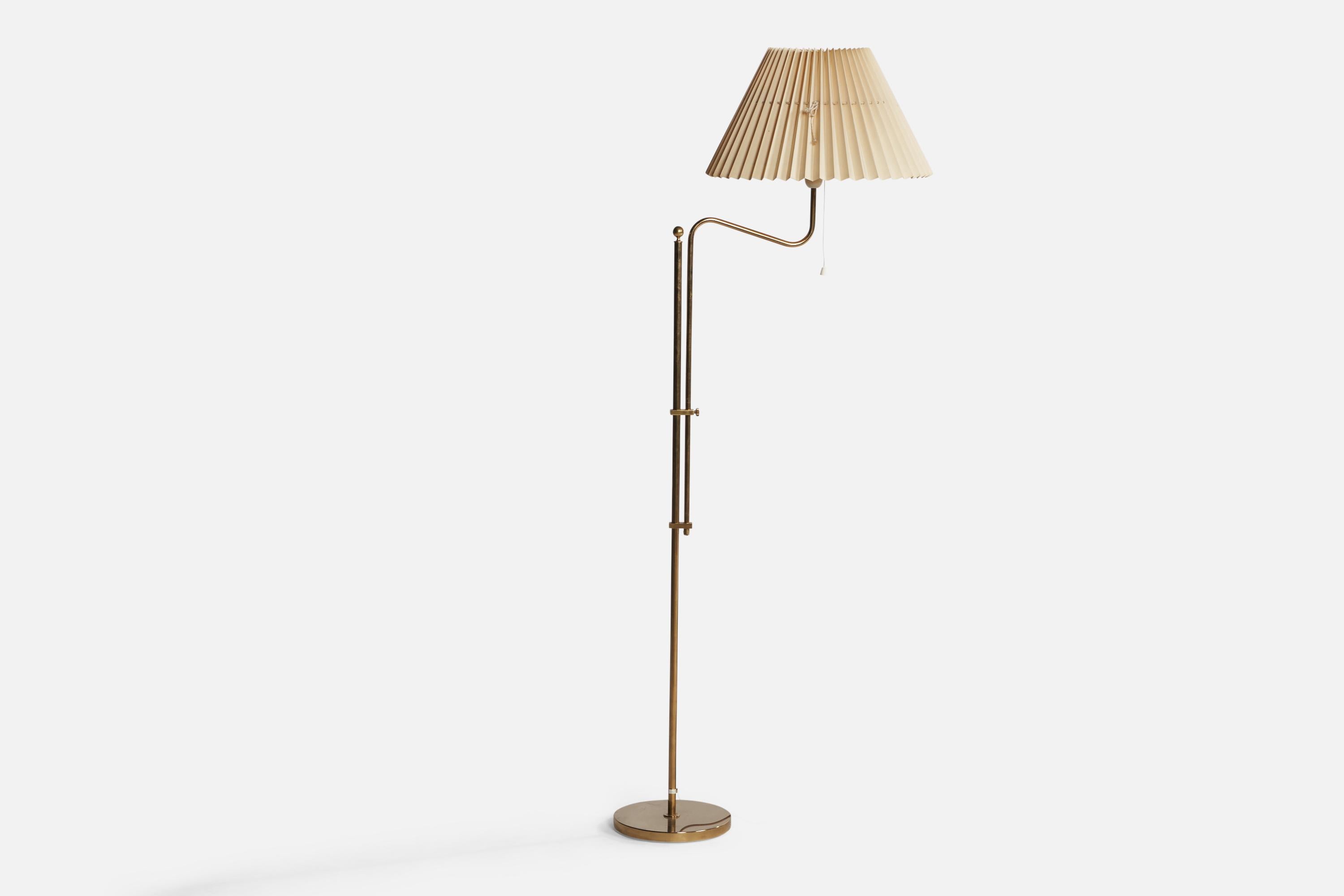 An adjustable brass and beige paper floor lamp designed and produced by Bergboms, Sweden, 1960s.

Overall Dimensions (inches): 59.75” H x 17” W x 22” D. Stated dimensions include shade.
Height is adjustable,
Bulb Specifications: E-26 Bulb
Number of