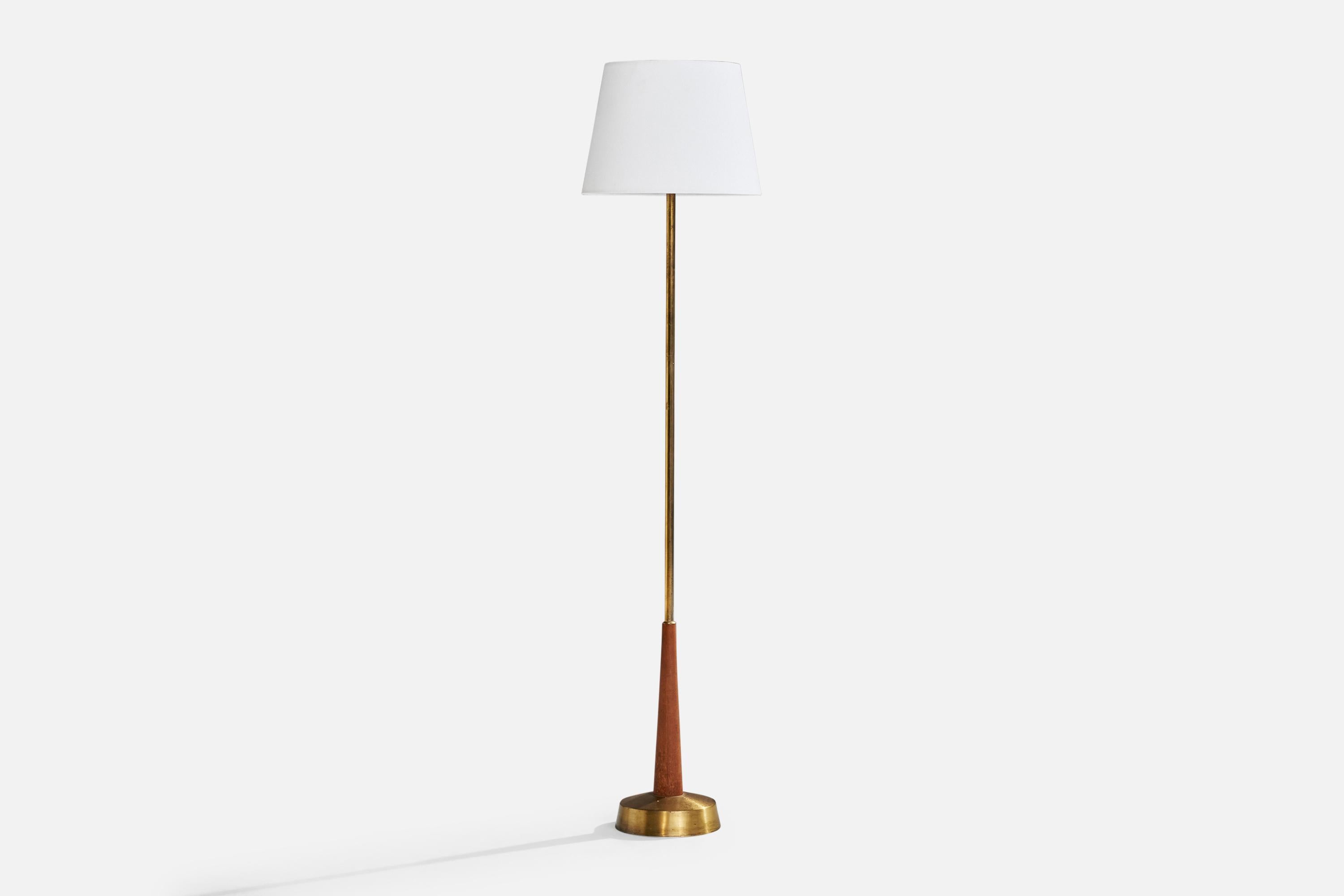 Lampada da terra in ottone, teak e tessuto bianco prodotta da Bergboms, Svezia, anni '50 circa.

Dimensioni della lampada con paralume (pollici): 52,25