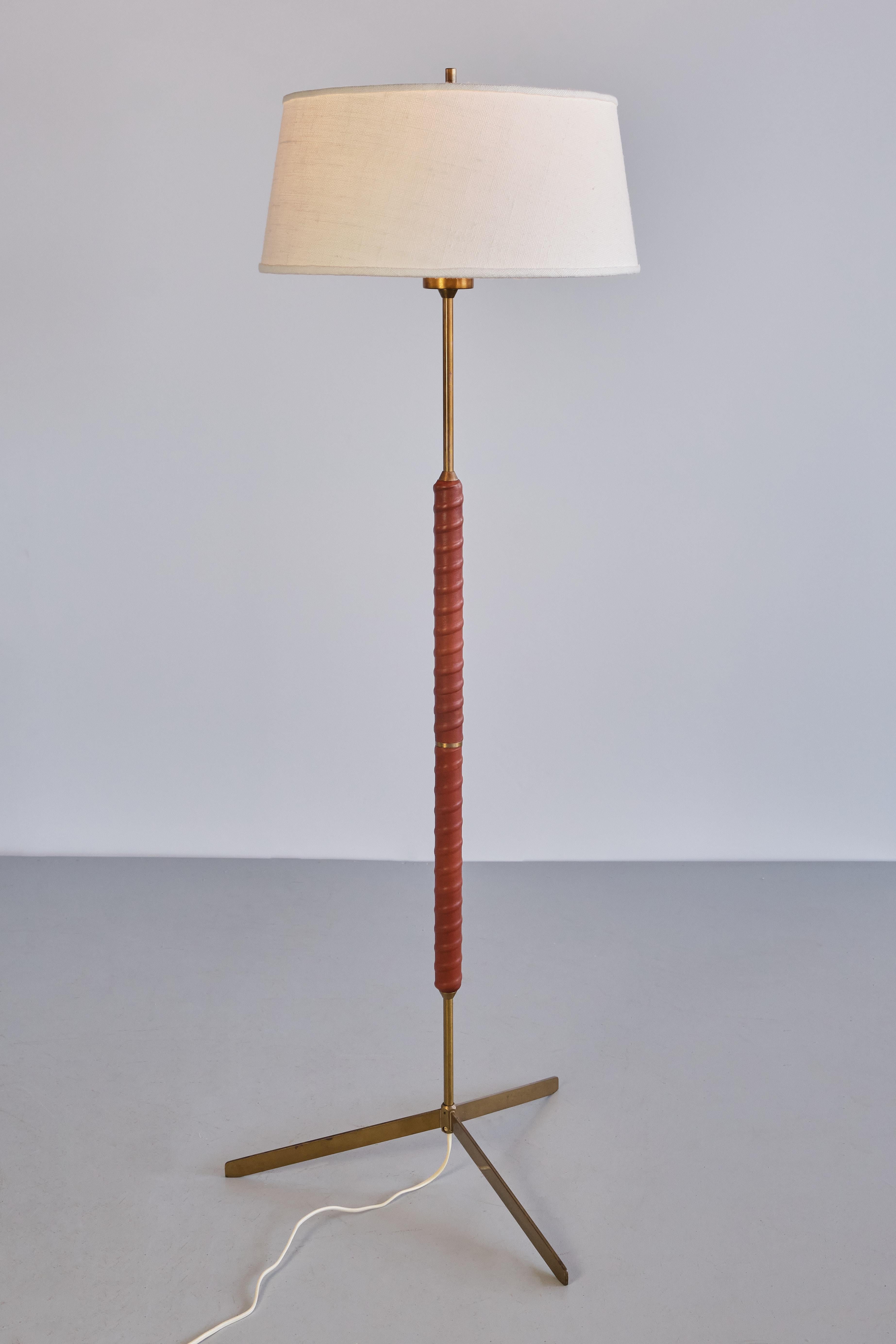 Scandinavian Modern Bergboms G-31 Floor Lamp in Brass, Leather and Linen, Sweden, 1940s For Sale