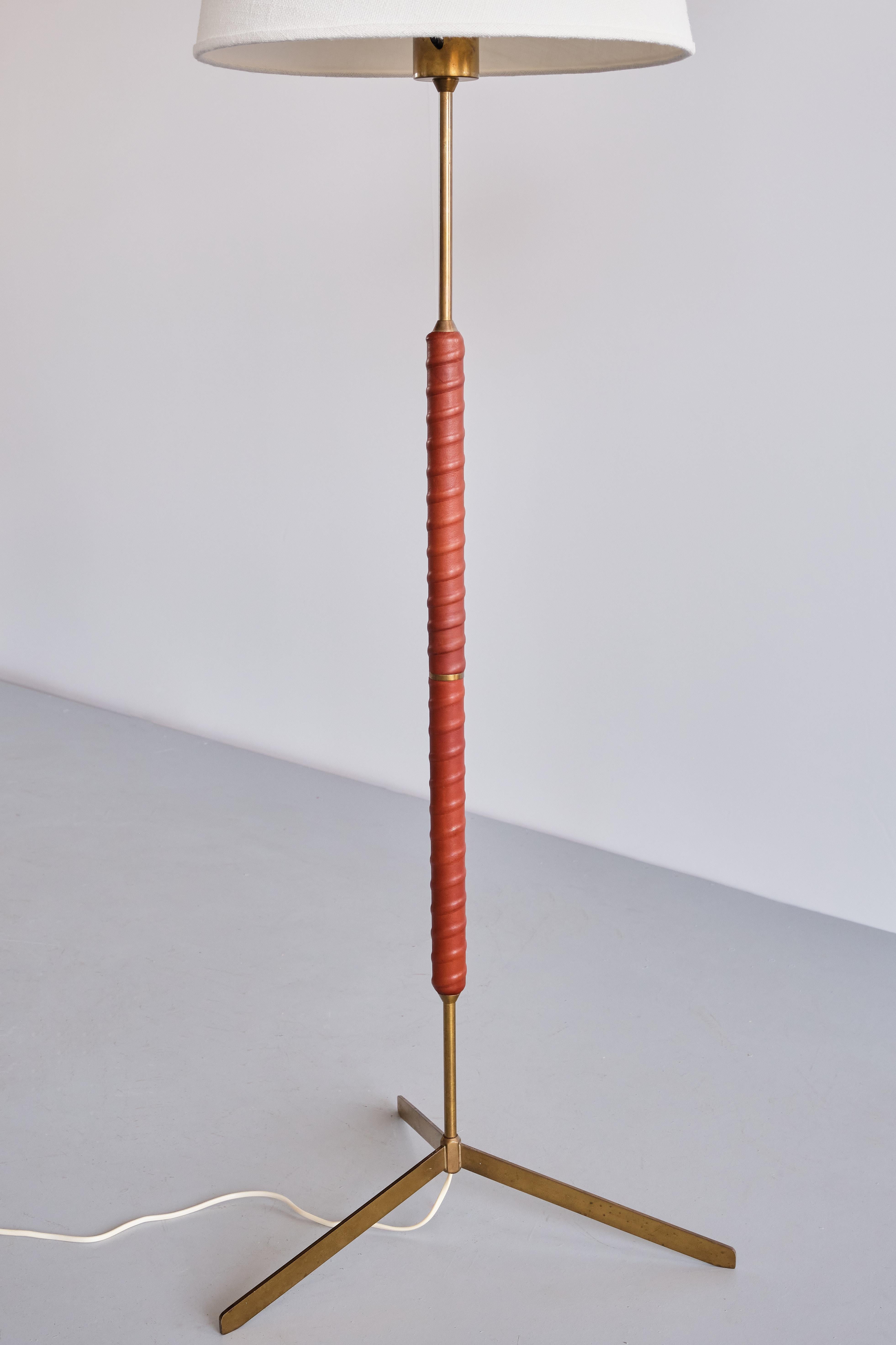 Swedish Bergboms G-31 Floor Lamp in Brass, Leather and Linen, Sweden, 1940s For Sale
