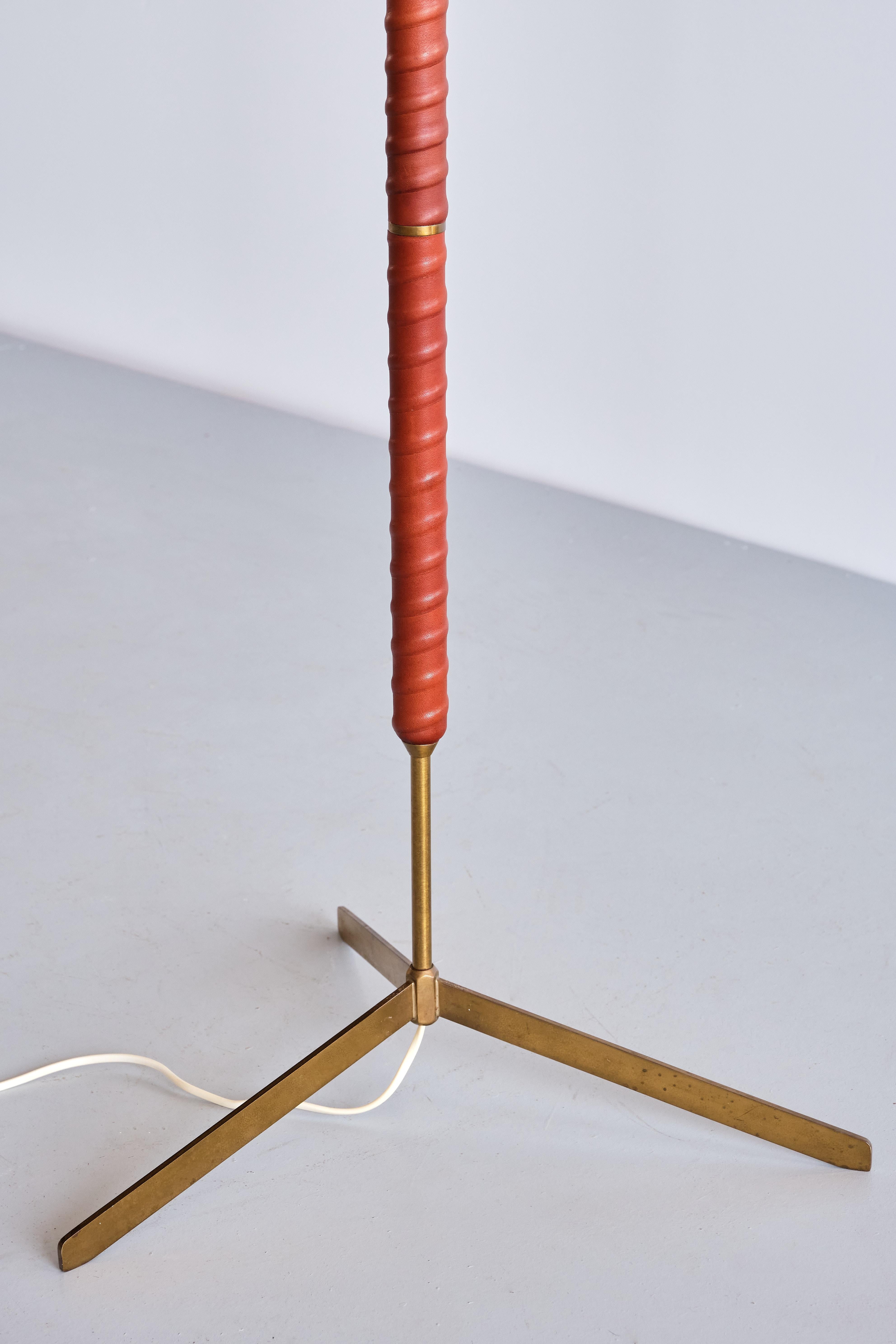 Bergboms G-31 Floor Lamp in Brass, Leather and Linen, Sweden, 1940s In Good Condition For Sale In The Hague, NL