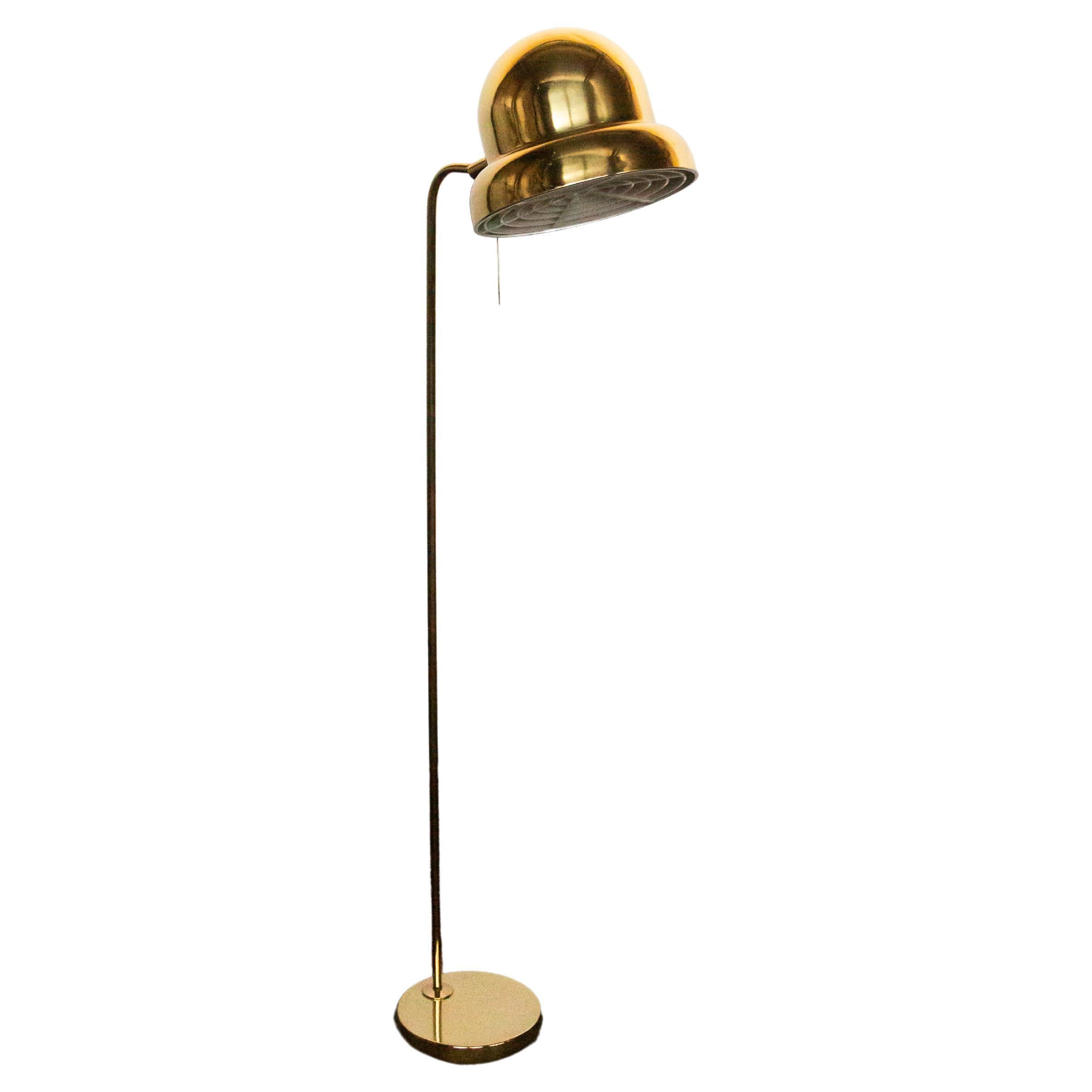 Lampada da terra in ottone, modello G-090 prodotta da Bergboms, Svezia, anni '60. 

Realizzato in ottone con paralume regolabile con diffusore in plastica. 


