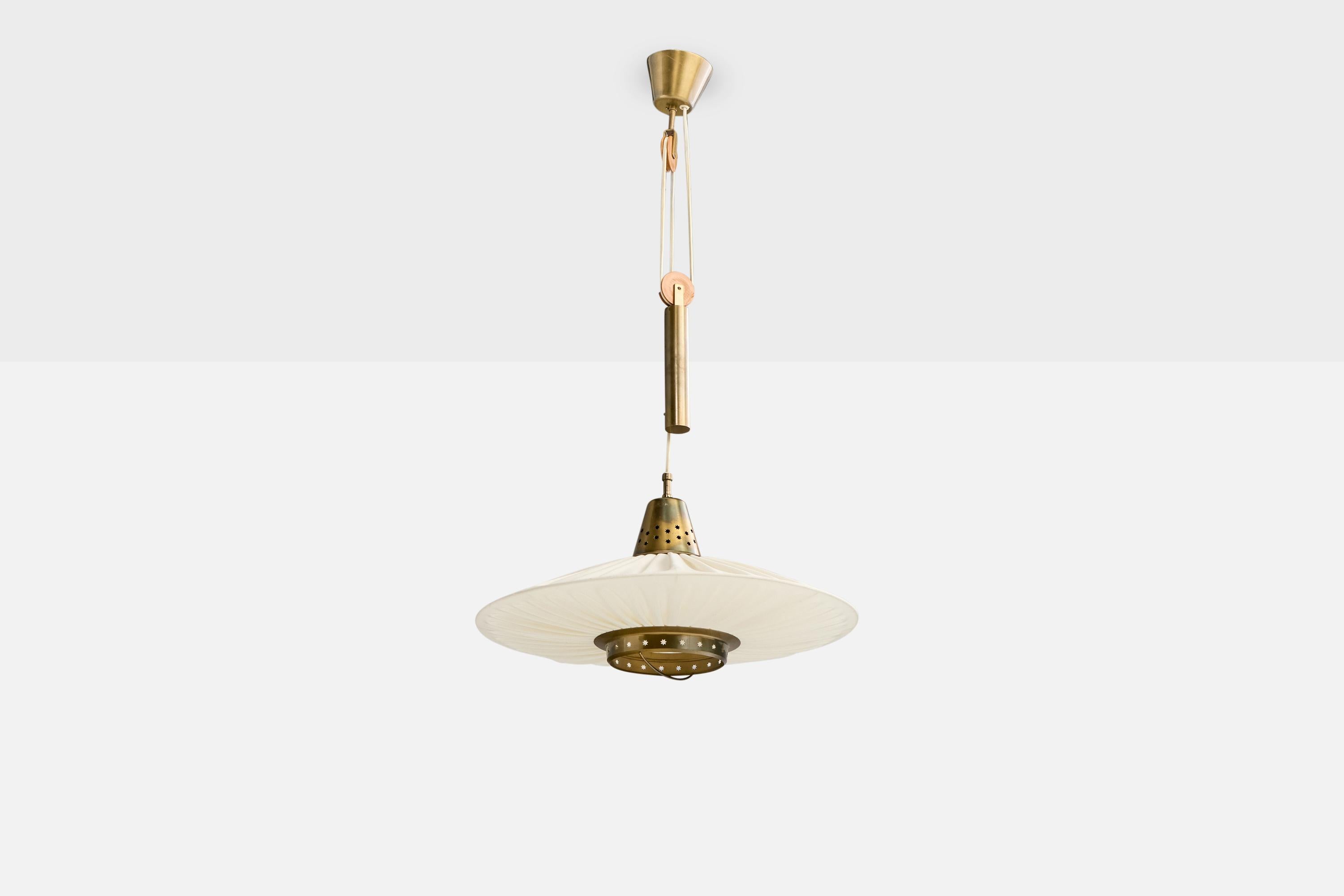 Suspension réglable en laiton, tissu blanc et bois produite par Bergboms, Suède, c. 1950.

Présence d'oxydation sur le laiton

Perte de bois présent

Usure du tissu correspondant à l'âge et à l'utilisation.

La hauteur est réglable ; mesurée comme