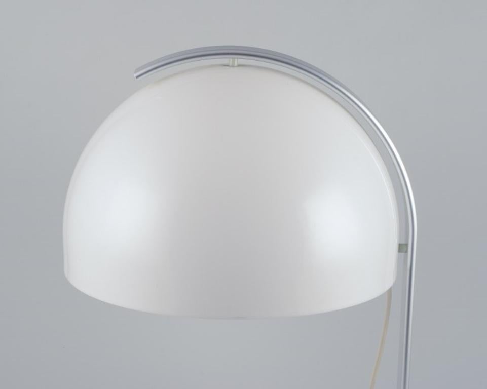 Bergboms, Suède. Lampe de bureau avec cadre en métal et abat-jour en acrylique blanc.
Modèle B-33.
Design/One.
Années 1960/70.
En parfait état.
Dimensions : H 55,0 cm x P 38,0 cm : H 55,0 cm x P 38,0 cm.