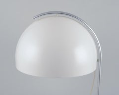 Bergboms, Schweden. Tischlampe mit Metallrahmen und weißem Acrylschirm.