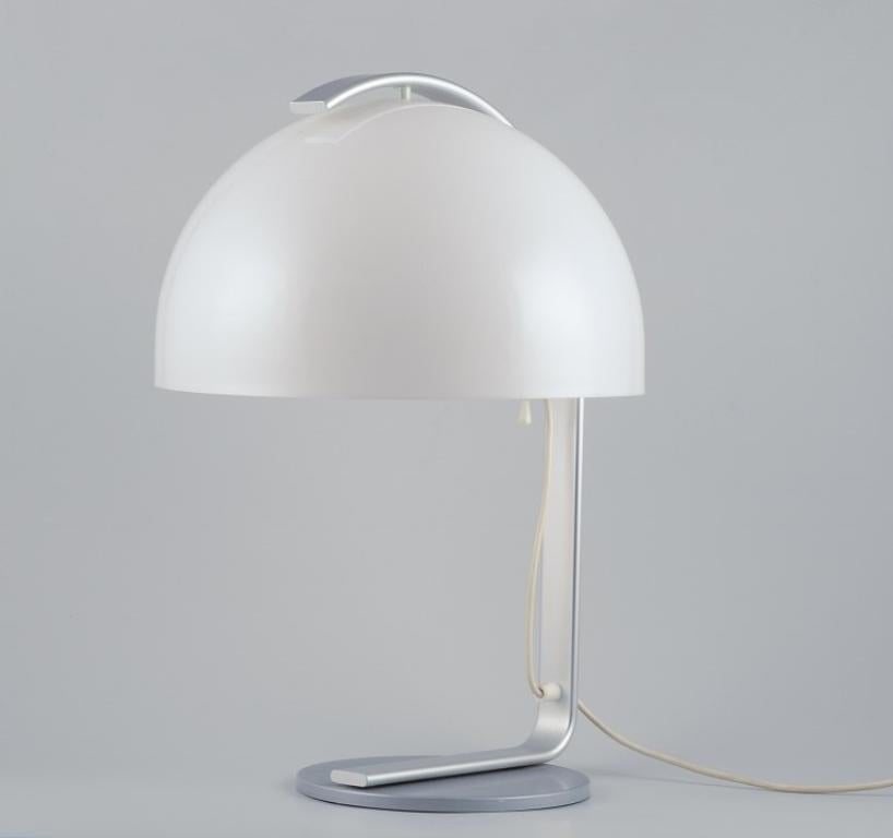 Scandinave moderne Bergboms, Suède. Lampe de bureau avec cadre en métal et abat-jour en acrylique blanc. en vente