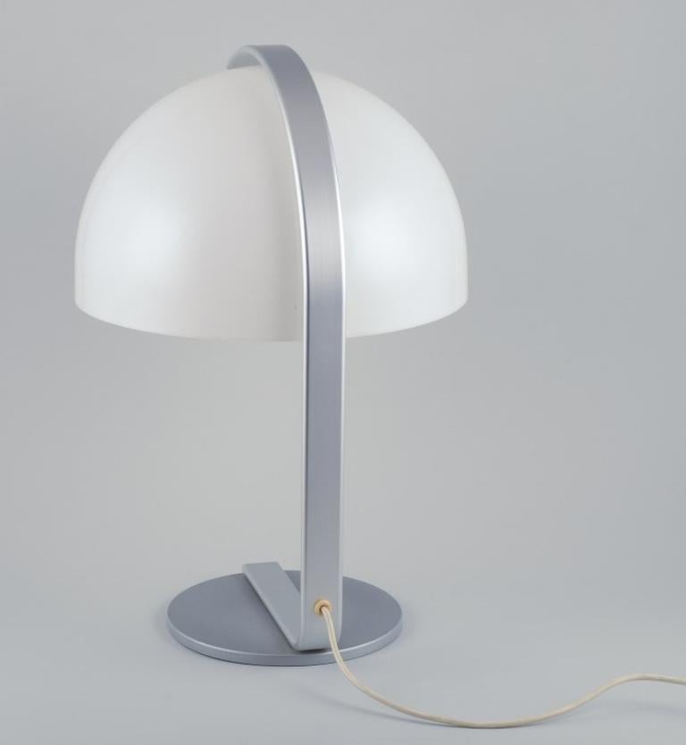 Milieu du XXe siècle Bergboms, Suède. Lampe de bureau avec cadre en métal et abat-jour en acrylique blanc. en vente