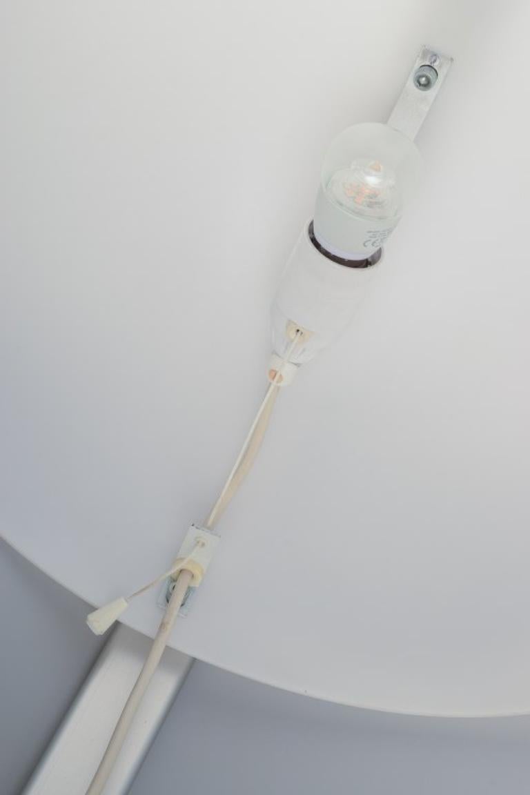 Métal Bergboms, Suède. Lampe de bureau avec cadre en métal et abat-jour en acrylique blanc. en vente