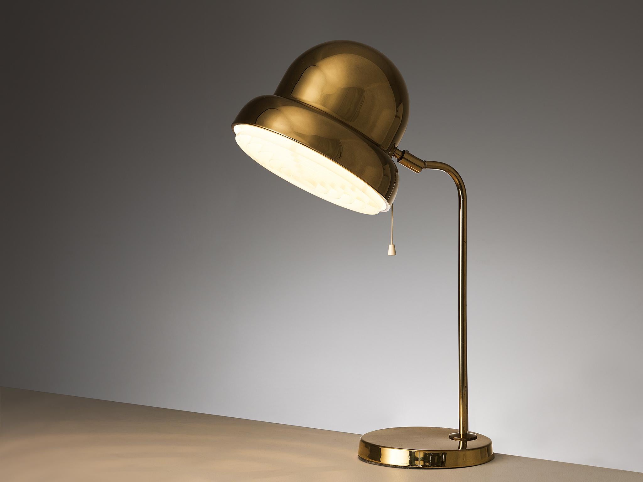 Bergboms, desk / table lamp model ‘B 120M’, metal, plastic, brass, Sweden, 1960s

This delicate table lamp of Swedish origin embodies a splendid construction of round shapes and delicate lines. The shade is well-executed showing a bell-shaped