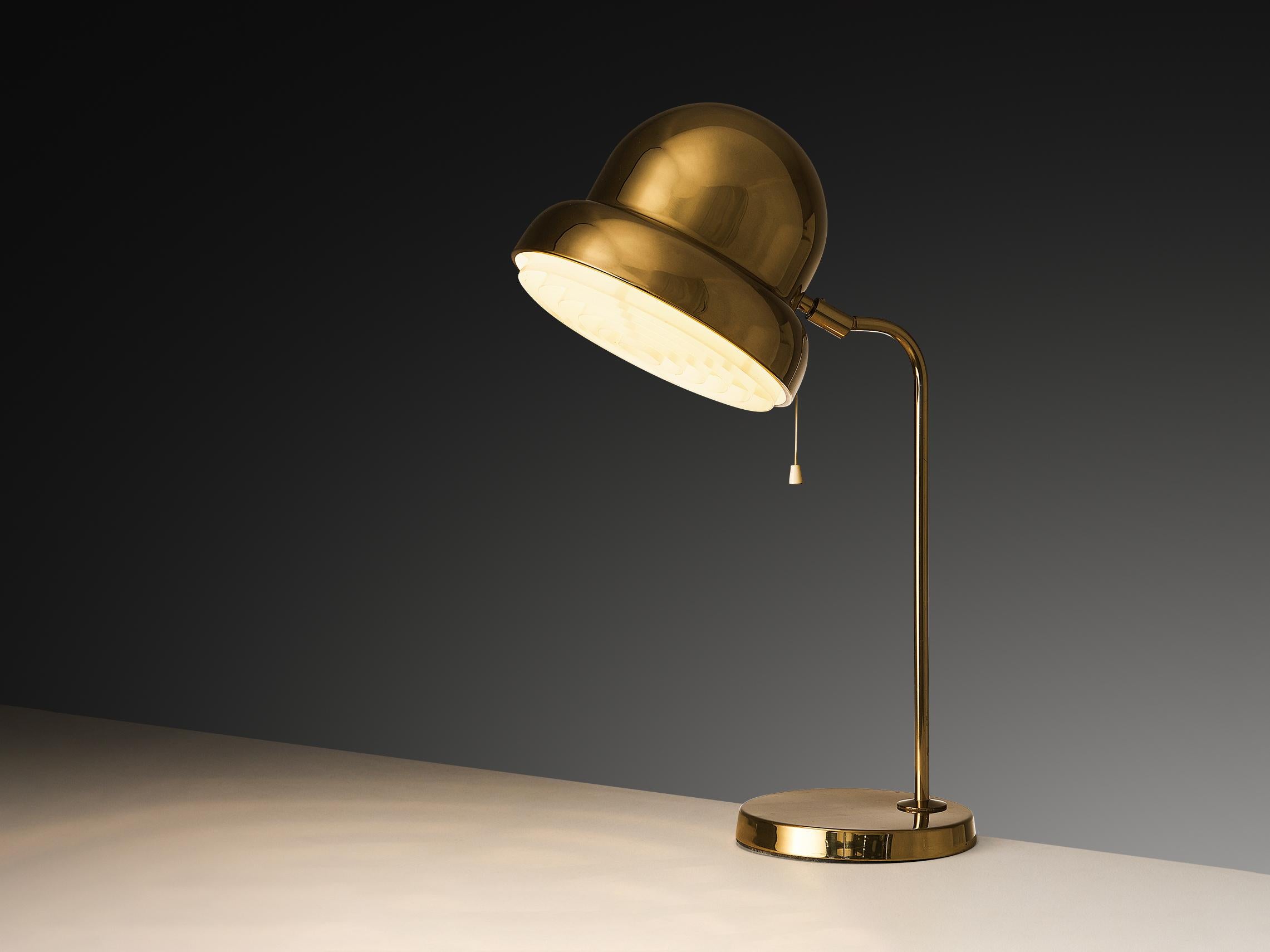 Bergboms, desk / table lamp model ‘B 120M’, metal, plastic, brass, Sweden, 1960s

This delicate table lamp of Swedish origin embodies a splendid construction of round shapes and delicate lines. The shade is well-executed showing a bell-shaped